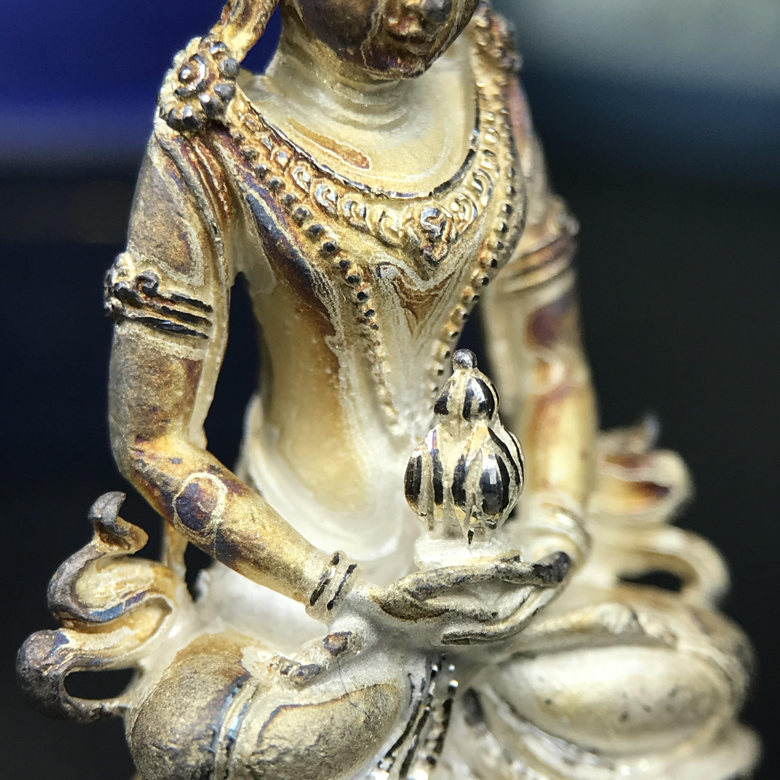 พระกริ่งอวโลกิเตศวร ( เจ้าแม่กวนอิม ) วัดโพธิ์แมนคุณาราม รุ่นอุดมโภคทรัพย์ พ.ศ.2539 เนื้อเงินพ่นทราย(ผิวเดิม ขึ้นสีรุ้งธรรมชาติ แบบนิยม เสน่ห์ของพระเนื้อเงิน) (พร้อมกล่องบรรจุการ์ดใบรับรองเดิมครบ)(อีกหนึ่งรุ่นยอดนิยม พุทธศิลป์สวยงดงาม)หายาก 1 ใน 5000 องค์