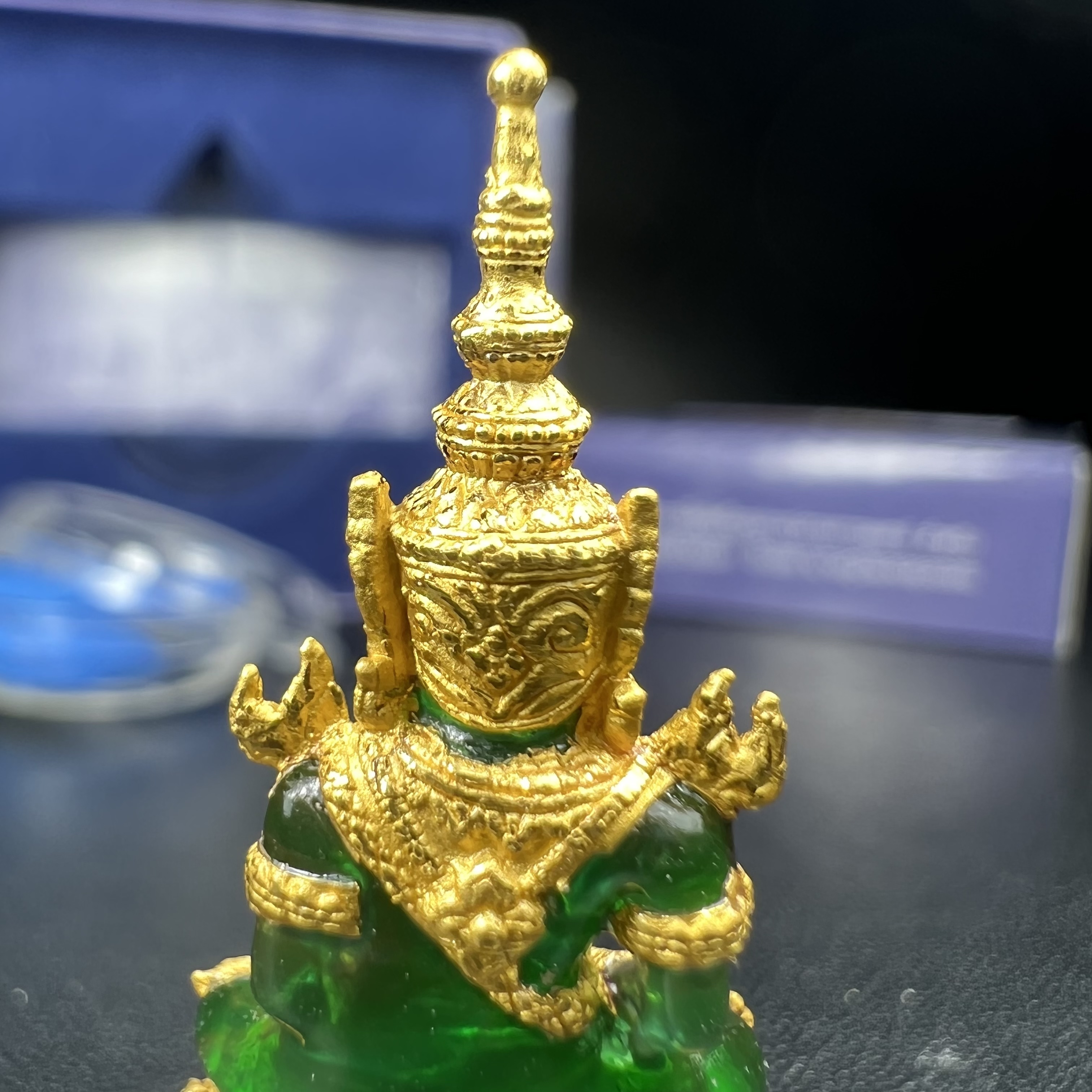 พระแก้วมรกต ภปร. จัดสร้างโดย รพ.ภูมิพลฯ ปี2547 ลอยองค์ขนาดหน้าตัก 1/2 นิ้ว เนื้อเรซิ่นหุ้มทองคำ99.99 งดงามทรงคุณค่าอีกหนึ่งรุ่นยอดนิยม หายาก