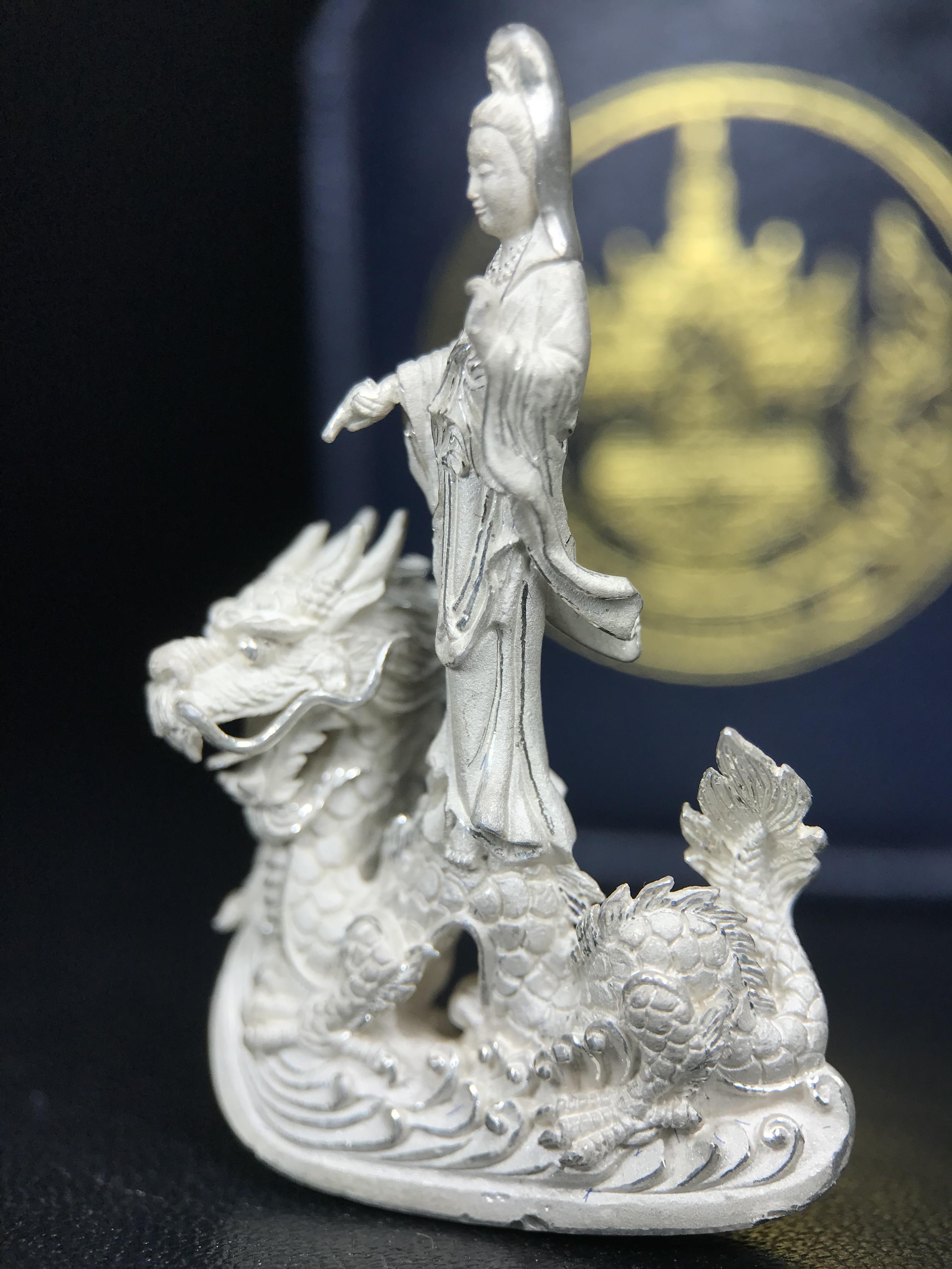 รูปหล่อลอยองค์พระโพธิสัตว์กวนอิม ทรงประทับมังกร จ.ระนอง เนื้อเงิน พิมพ์ใหญ่(สภาพผิว สวยงดงาม ทรงคุณค่า) เฉลิมฉลองในวโรกาสที่พระบาทสมเด็จพระเจ้าอยู่หัวทรงครองสิริราชสมบัติครบ 50 ปี จ.ระนอง พ.ศ.2539