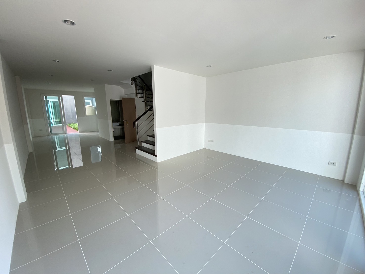 For Sales : Sea front, 2-Story commercial buildings, 3 Bedroom 6 Bathroom