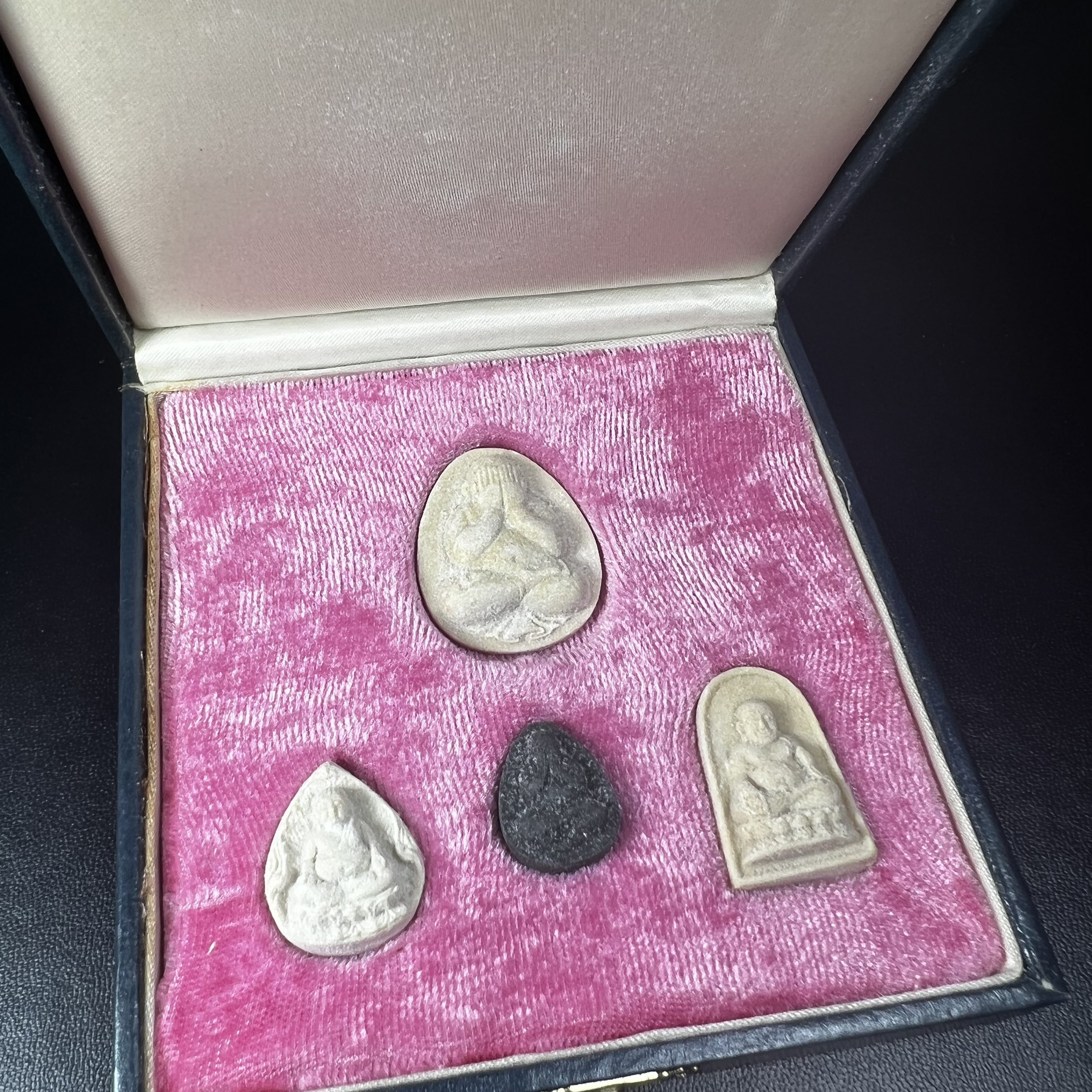 พระปิดตา รุ่นแรก ชุดกรรมการ ชุดมงคลการบำเพ็ญกุศลอายุครบ 6 รอบ(72 พรรษา) สมเด็จพระญาณสังวร วัดบวรนิเวศวิหาร วันที่ 2-3 ตุลาคม 2528 (1ชุดประกอบด้วยพระเนื้อผง 4 รายการ)ชุดกรรมการพร้อมกล่องบรรจุเดิมครบสมบูรณ์(หายาก)