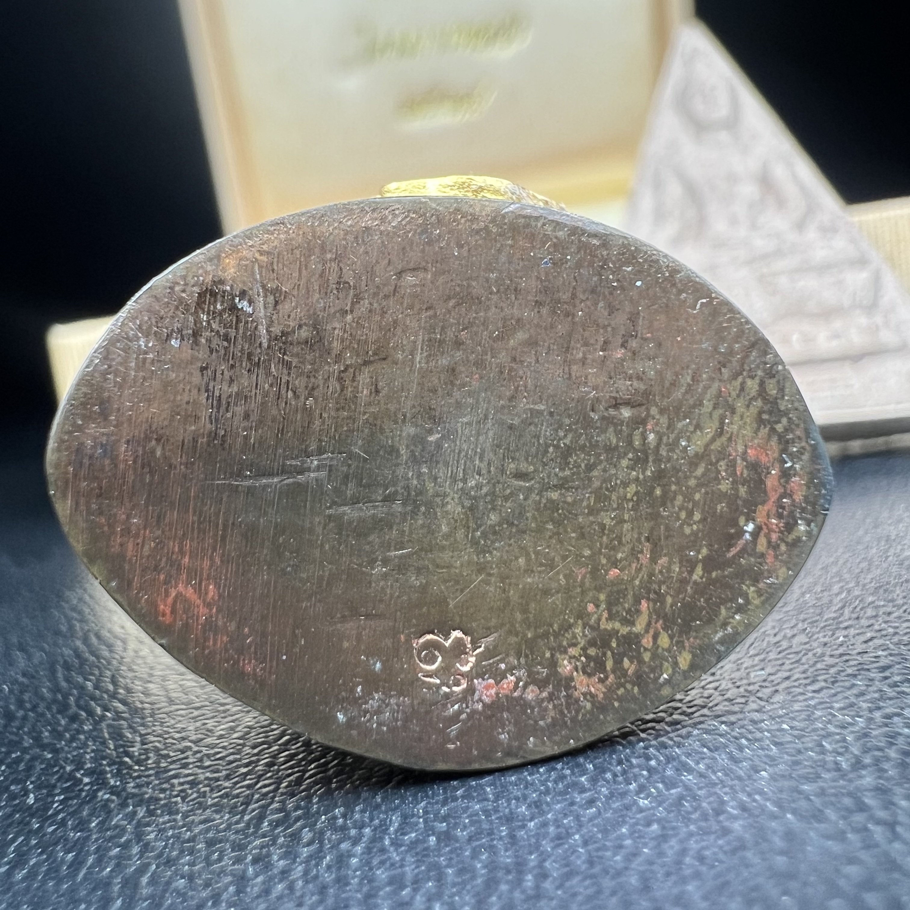 พระกริ่งเจริญโภคทรัพย์ พระพิมพ์จิตรลดา ที่ระลึกโครงการหลวง ปี 2539 ฉลองครองราชสมบัติครบ 50 ปี รัชกาลที่ 9 ตรากาญจนาภิเษกทองคำ(เนื้อทองคำแท้)(ชุดกรรมการหายาก)(สภาพผิวยาขัดแดงๆติดเต็มๆสวยเดิม ผิวแบบนี้พบเจอน้อย))(1ใน1999ชุด)