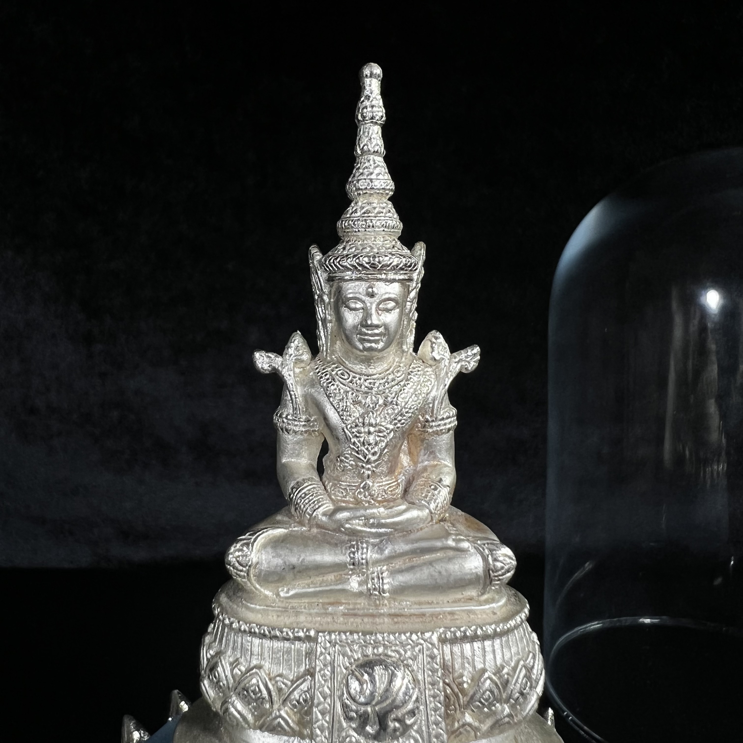 พระแก้วมรกต ภปร.(รุ่นแรก) ปี2545 รุ่นฉลองกรุงรัตนโกสินทร์ครบ 220 ปี หล่อลอยองค์ เนื้อเงินบริสุทธิ์99.9% ขนาดบูชา 50*90 มม. พร้อมฐานวางครอบแก้วเดิม(สวยงามและหายากมาก)(1ใน3000องค์)