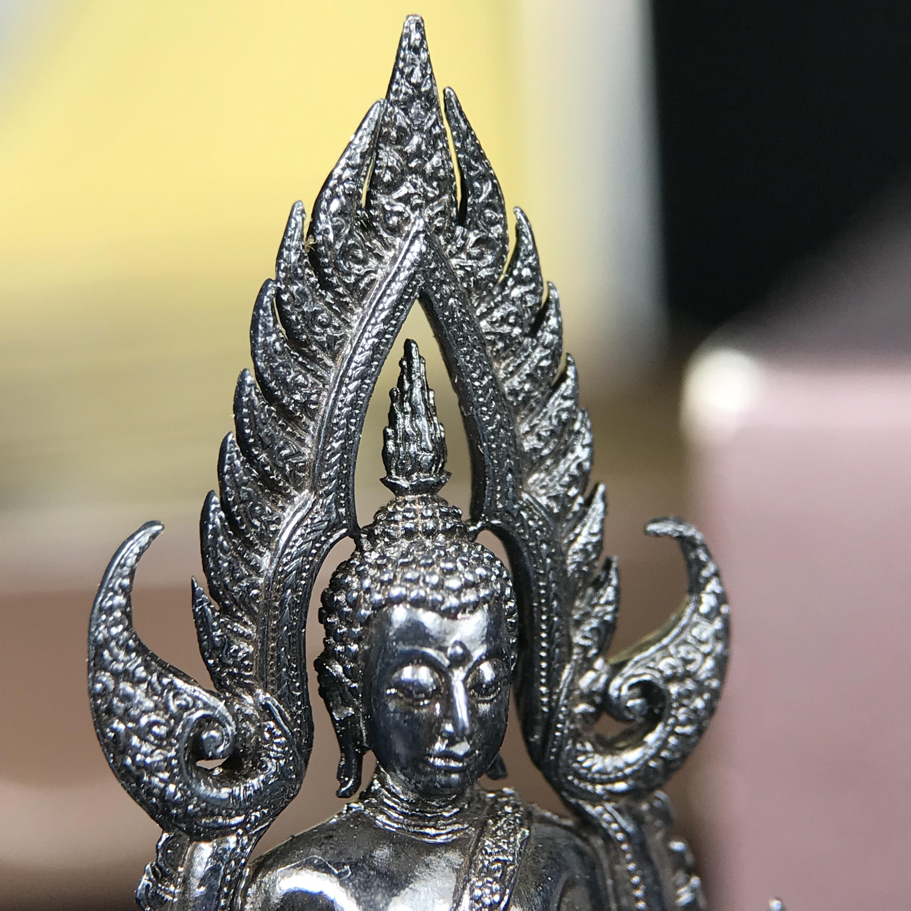 พระพุทธชินราช ภปร. โครงการ "เพราะแผ่นดินนี้ คือ แผ่นดินเกิด" ปี2548(รุ่นแรก) ลอยองค์ หน้าตัก 1/2 นิ้ว(ขนาด 3.5 x 2.5 ซม.) เนื้อเงินรมดำ(พุทธศิลป์จำลองเมื่อครั้งลอกทอง ครั้งที่3 เมื่อปี2547 ร้อยปีจะมีสักครั้ง "พระพุทธชินราชองค์ดำ")