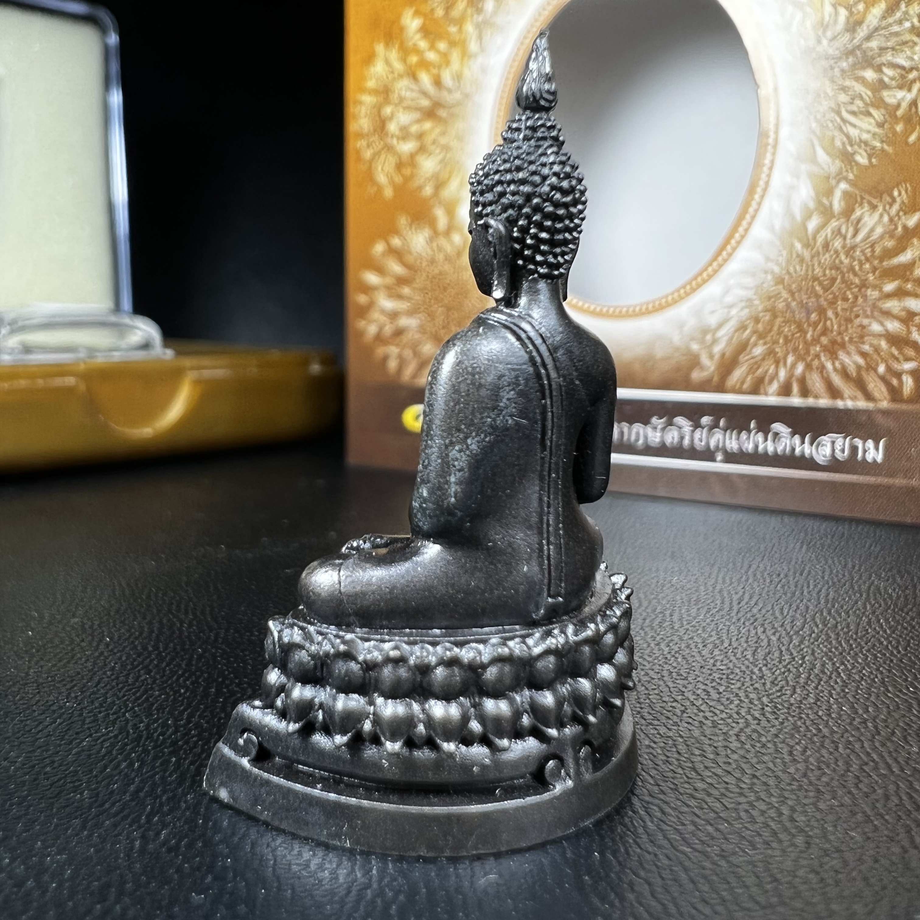 พระพุทธรูปคุ้มเกล้า ภปร. มหามงคล 80พรรษา “รุ่นเย็นศิระเพราะพระบริบาล 80พรรษา มหากษัตริย์คู่แผ่นดินสยาม” เนื้อนวโลหะรมดำ พิมพ์ใหญ่ ขนาด 18*35 มม.