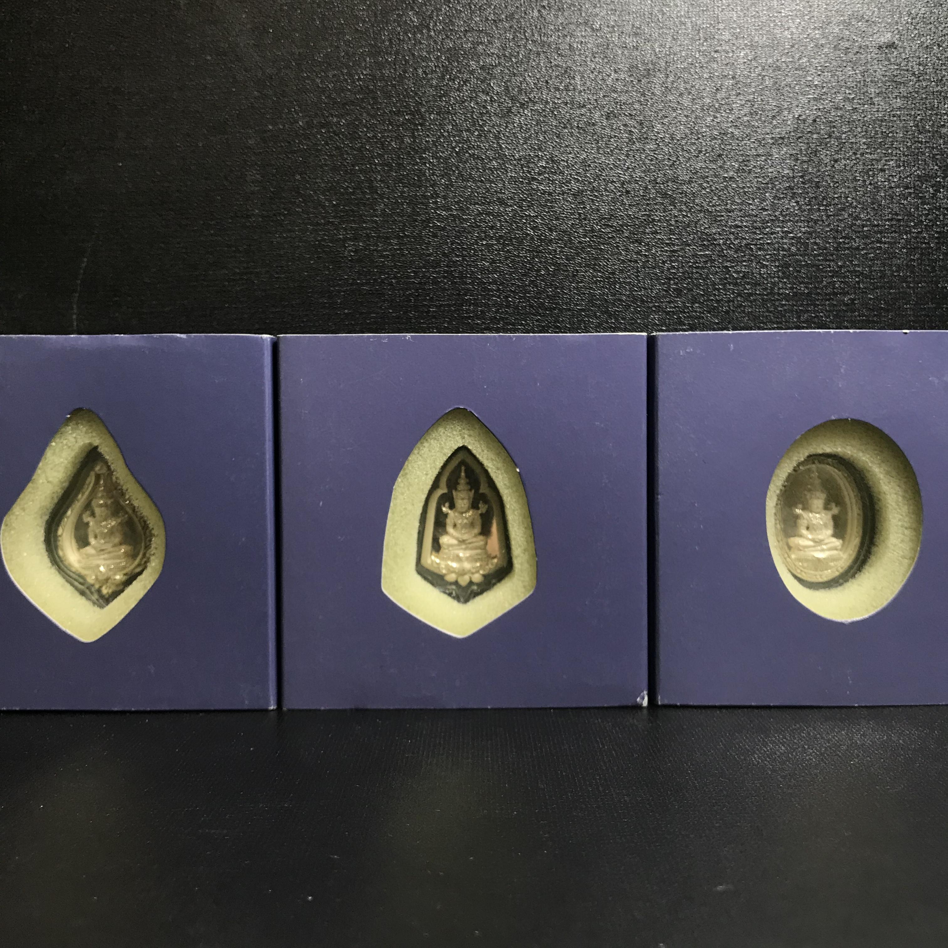 พระแก้วมรกต ภปร. ปี2547 จัดสร้างโดย รพ.ภูมิพลฯ เนื้อเงิน เหรียญทรงดอกบัว+เหรียญทรงซุ้ม+เหรียญทรงกลมรี(ครบ3พิมพ์ชุดเหรียญเนื้อเงิน)(1ใน3000องค์)