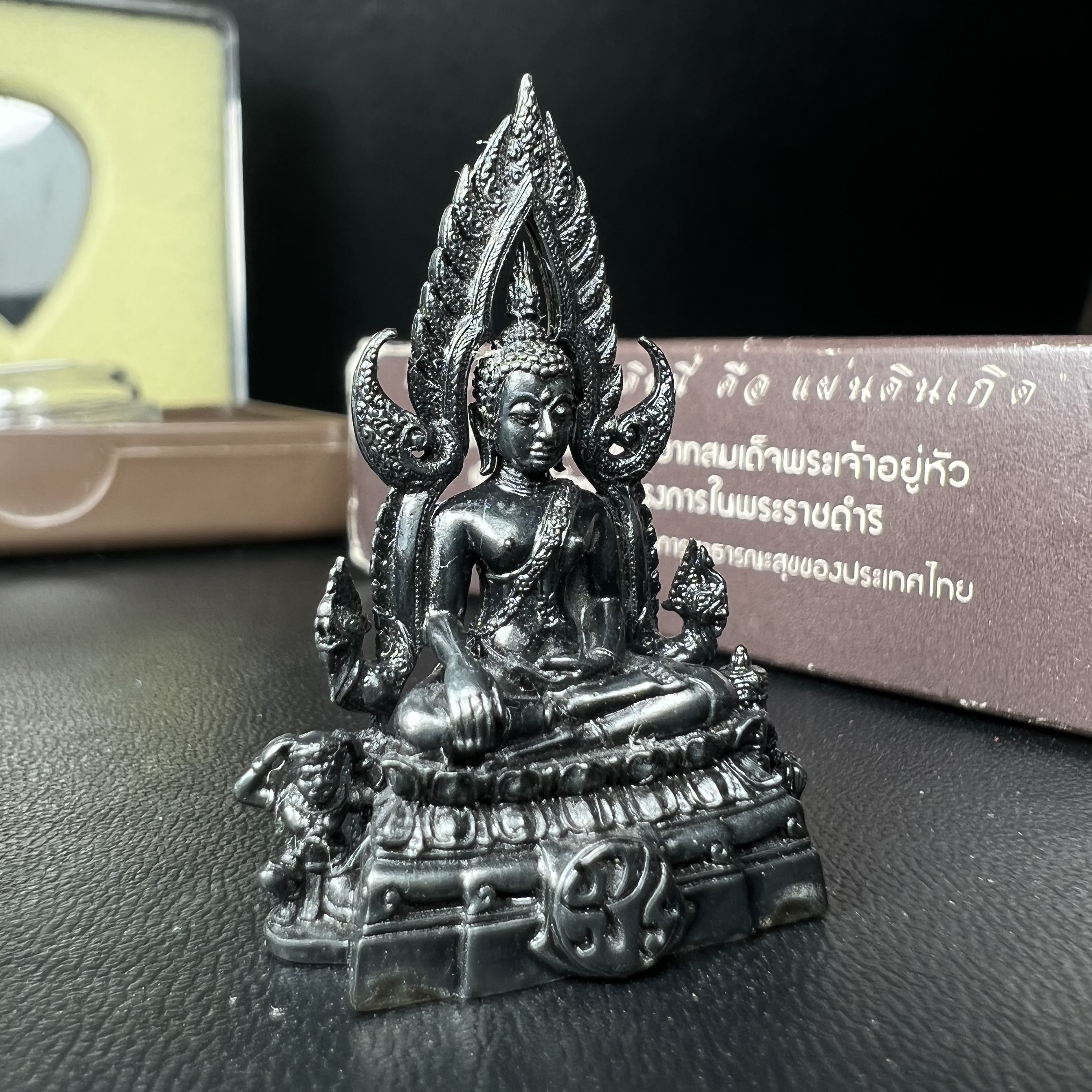 พระพุทธชินราช ภปร. โครงการ "เพราะแผ่นดินนี้ คือ แผ่นดินเกิด" ปี2548(รุ่นแรก) ลอยองค์ หน้าตัก 1/2 นิ้ว เนื้อเงินรมดำ(พุทธศิลป์จำลองเมื่อครั้งลอกทอง ครั้งที่3 เมื่อปี2547 ร้อยปีจะมีสักครั้ง "พระพุทธชินราชองค์ดำ")