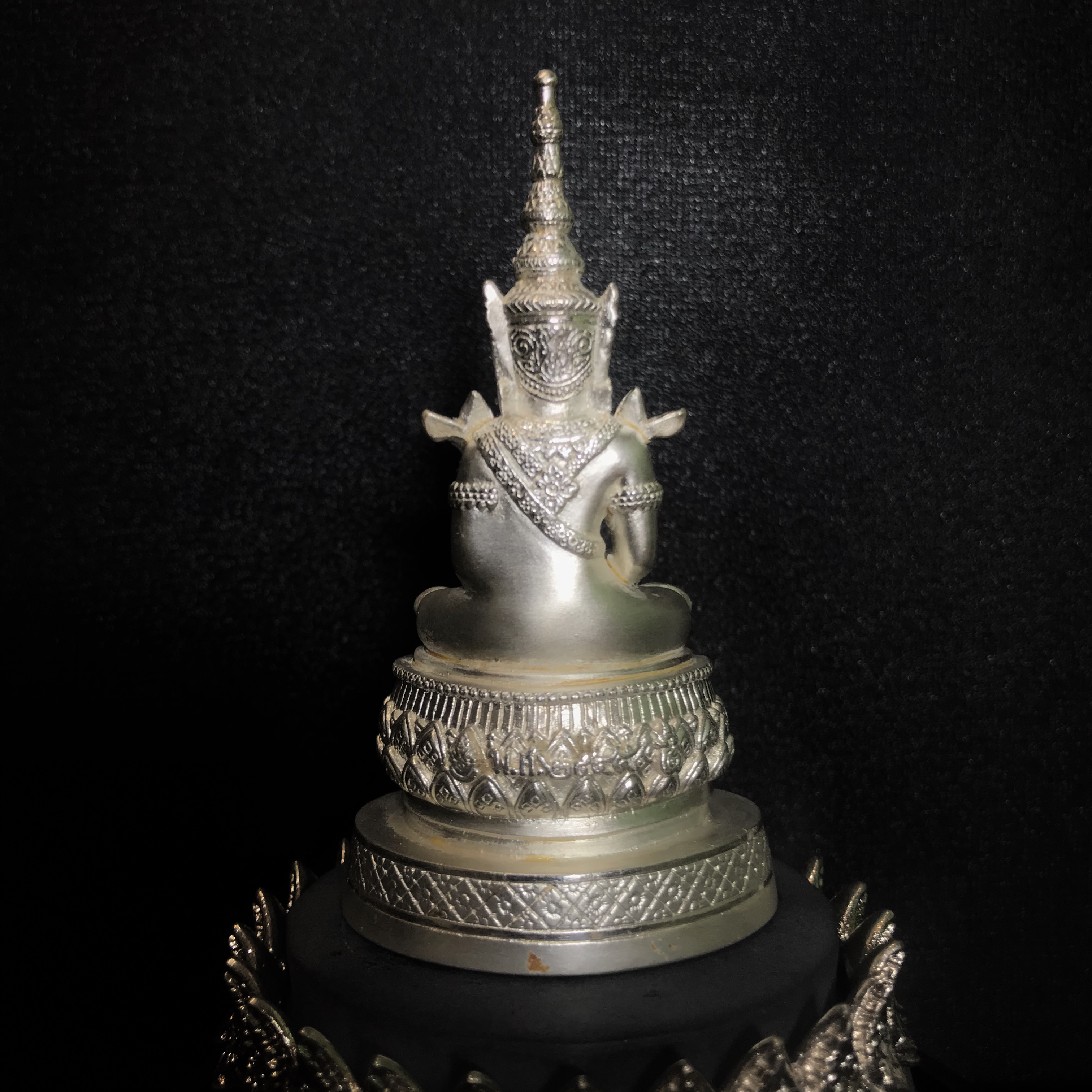 พระแก้วมรกต ภปร.(รุ่นแรก) ปี2545 รุ่นฉลองกรุงรัตนโกสินทร์ครบ 220 ปี หล่อลอยองค์ เนื้อเงินบริสุทธิ์99.9% ขนาดบูชา 50*90 มม. พร้อมฐานวางครอบแก้วเดิม(สวยงามและหายากมาก)(1ใน3000องค์)