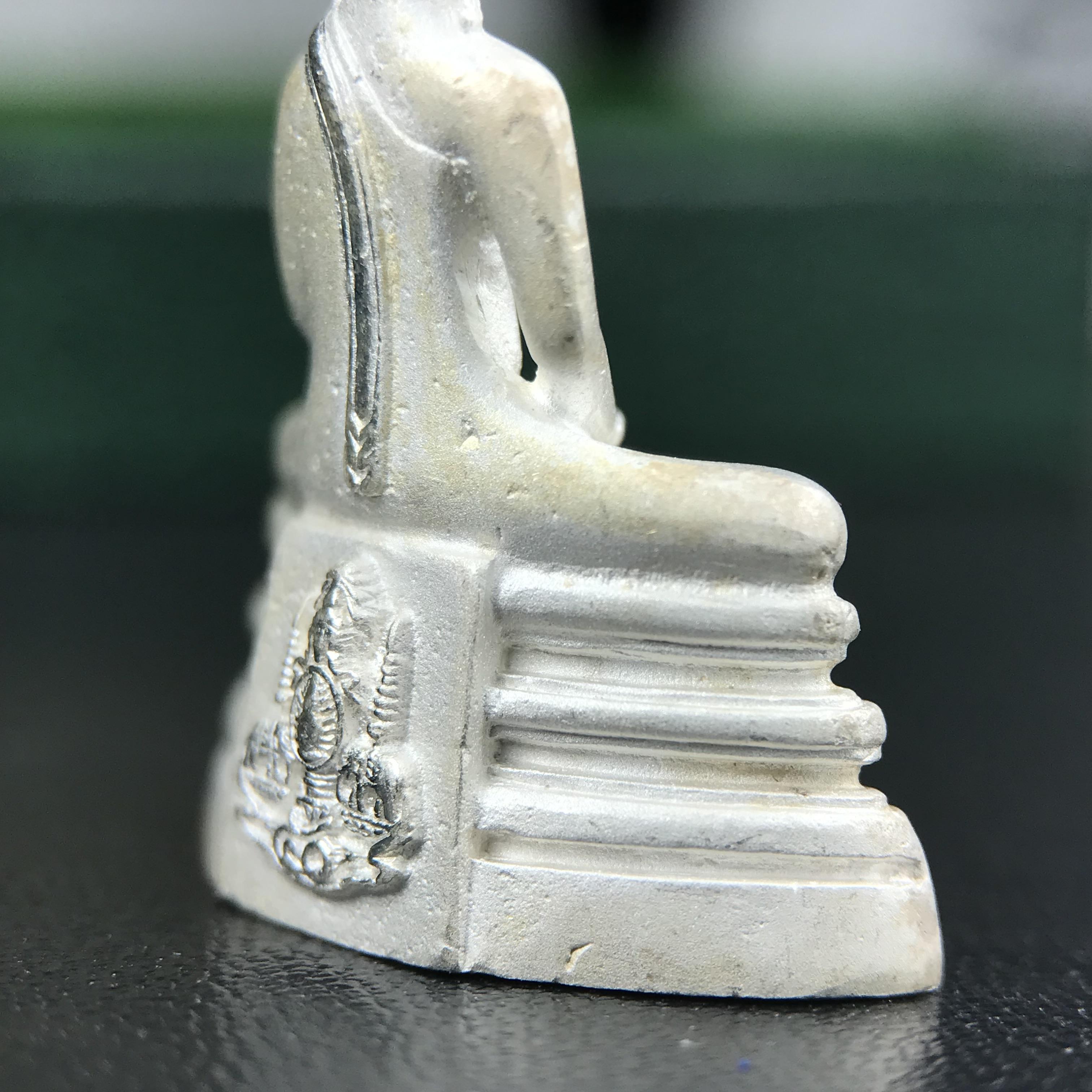 พระพุทธโสธร ภปร. รุ่นย้อนยุค สร้างพระอุโบสถ สมาคมชาวฉะเชิงเทรา จัดสร้าง ปี 2539 วโรกาสครองสิริราชสมบัติครบ 50 ปี เนื้อเงินทรายนวลขัดเงาบางส่วน พร้อมกล่องบรรจุและใบรับรองเดิม