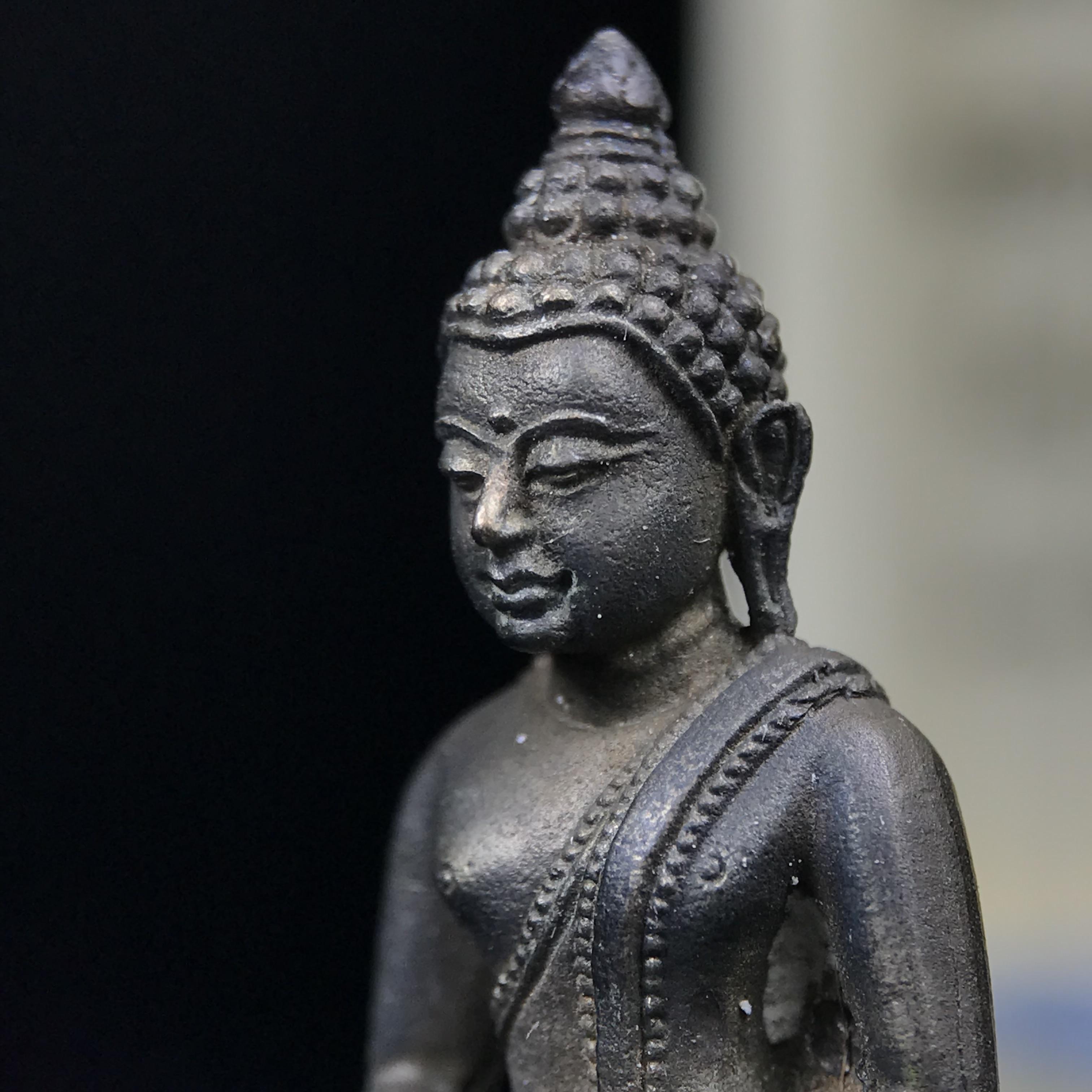 พระกริ่งพิชัยรังสี รุ่นแรก วัดป่าชัยรังสี จ.สมุทรสาคร ปี 2531 เนื้อนวโลหะ ออกแบบโดยนายช่างเกษม มงคลเจริญ ช่างมือหนึ่งแห่งยุค ปลุกเสกโดยพระเกจิอาจารย์ที่มีชื่อเสียงในยุคนั้นมาร่วมพิธีกันหลายรูป พุทธศิลป์ออกแบบได้สวยงดงาม พร้อมกล่องบรรจุเดิมครบ