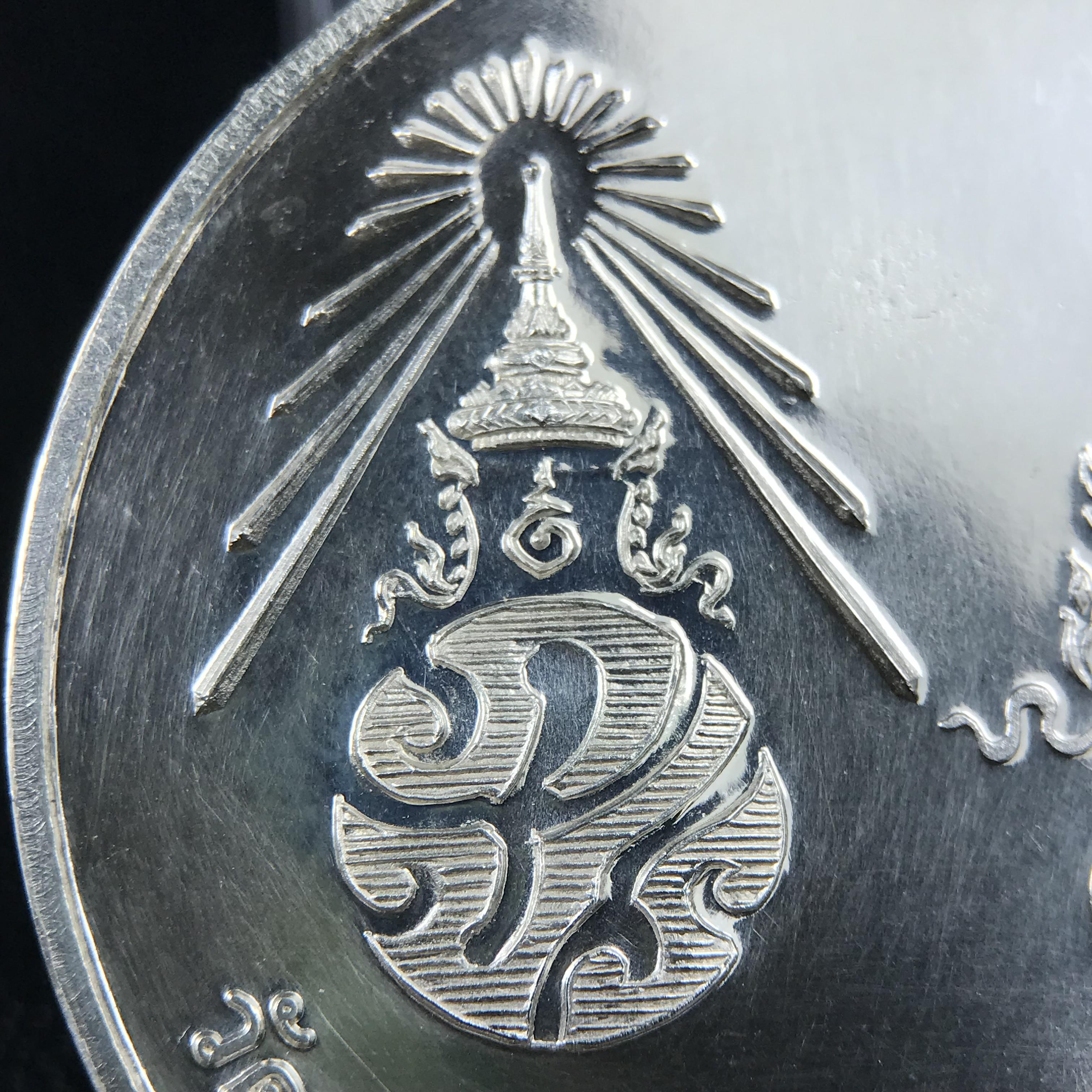 เหรียญรูปเหมือนพระราชสังวราภิมณฑ์(หลวงปู่โต๊ะ)ที่ระลึก ครบ 108 ปี วัดประดู่ฉิมพลี ปี 2538 ด้านหลังพระราชทานพระนามาภิไธยย่อ ภปร. และ สก. เนื้อเงินขัดเงา เหรียญกลมใหญ่ขนาด 3.5 ซม.สภาพสวยเดิมกล่องบรรจุเดิมครบสมบูรณ์และหายาก