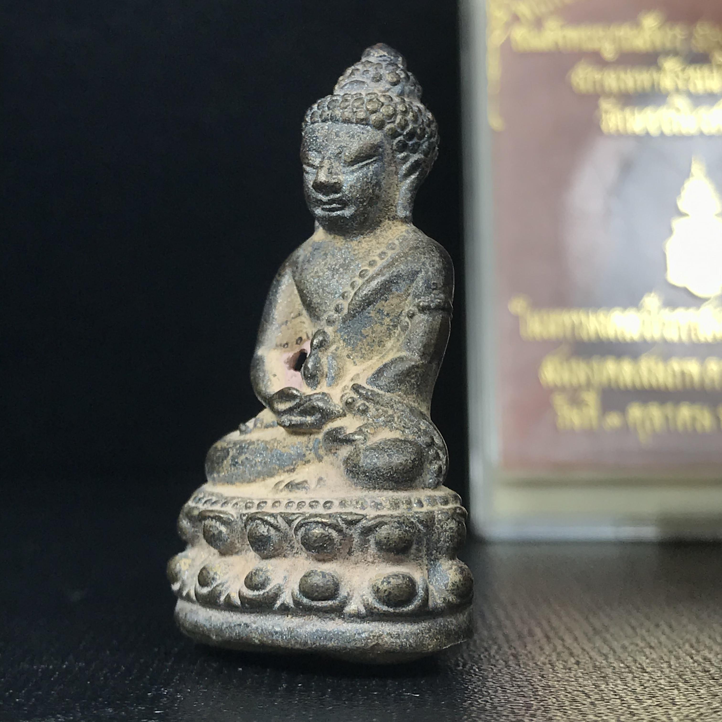 พระกริ่งชินบัญชรฉลองพระชันษา 100 ปี สมเด็จพระญาณสังวร วัดบวรนิเวศวิหาร ปี 2556 เนื้อนวโลหะผสมทองคำก้นอุดผงพรายกุมาร หลวงปู่ทิม พิธีใหญ่ มวลสารเด่น นิยม(1 ใน 599 องค์)หายาก