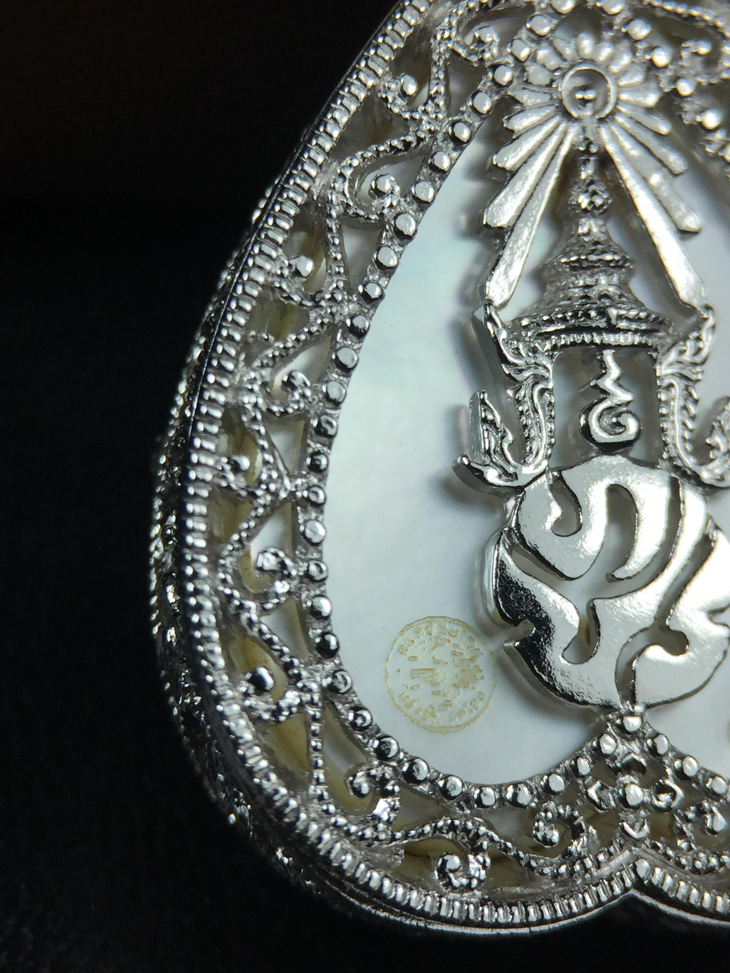 พระพุทธชินราช ภปร. โครงการ "เพราะแผ่นดินนี้ คือ แผ่นดินเกิด" ปี2548(รุ่นแรก) เหรียญทรงใบโพธิ์ ขนาด 21 x 29 มม. เนื้อเงินสามกษัตริย์ องค์พระชุบสามกษัตริย์ ล้อมด้วยกรอบเงินชุบทองคำขาวสลักเสลาเป็นลวดลายละเอียดอ่อน ส่วนพื้นองค์พระเป็นเปลือกหอยมุข