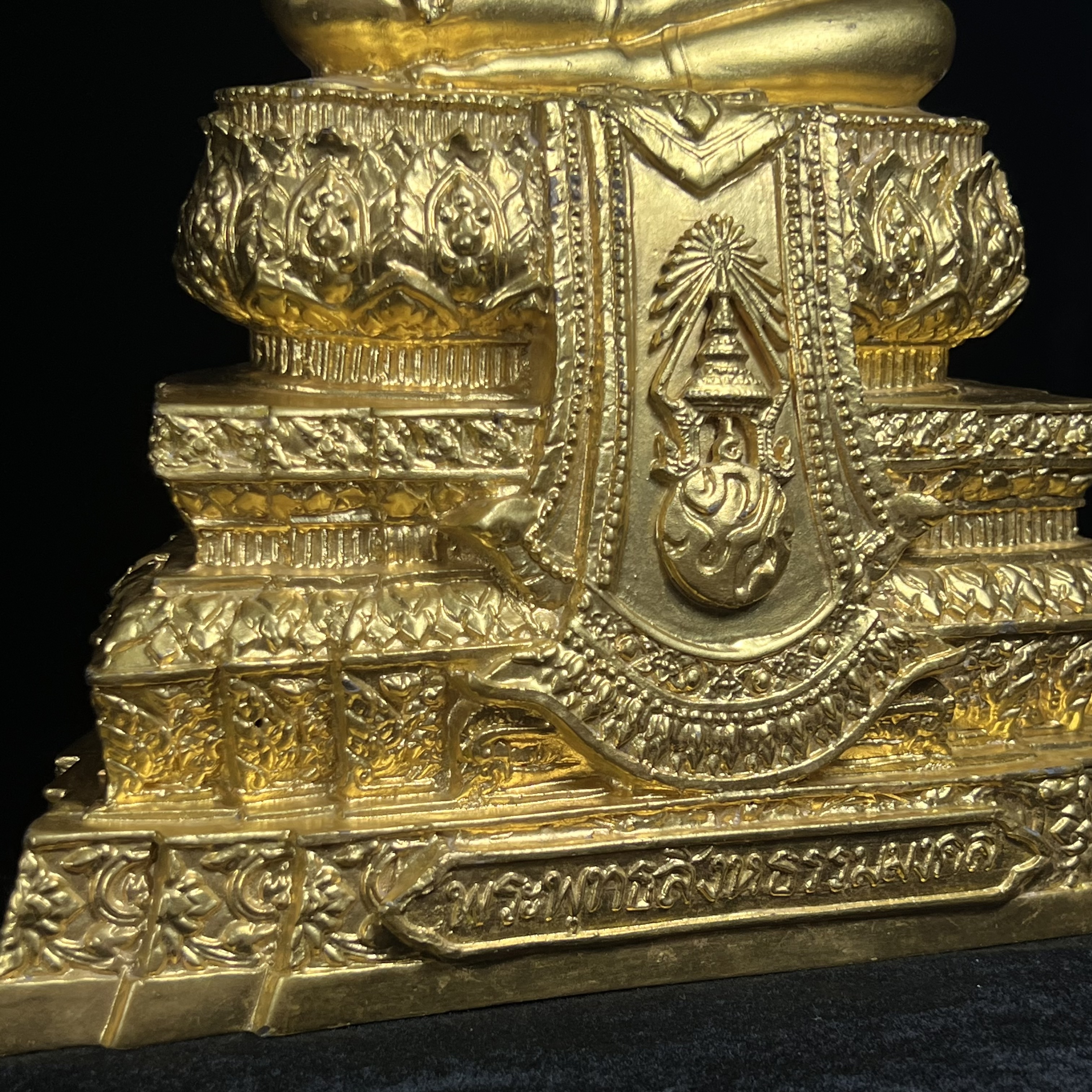 พระพุทธสิงหธรรมมงคล ภปร. รุ่นแรก พุทธสมาคมแห่งประเทศไทย ในพระบรมราชูปถัมภ์ จัดสร้าง ปี2547 เนื้อโลหะผสมปิดทอง หน้าตัก 5 นิ้ว(1 ใน 1999 องค์)หายาก