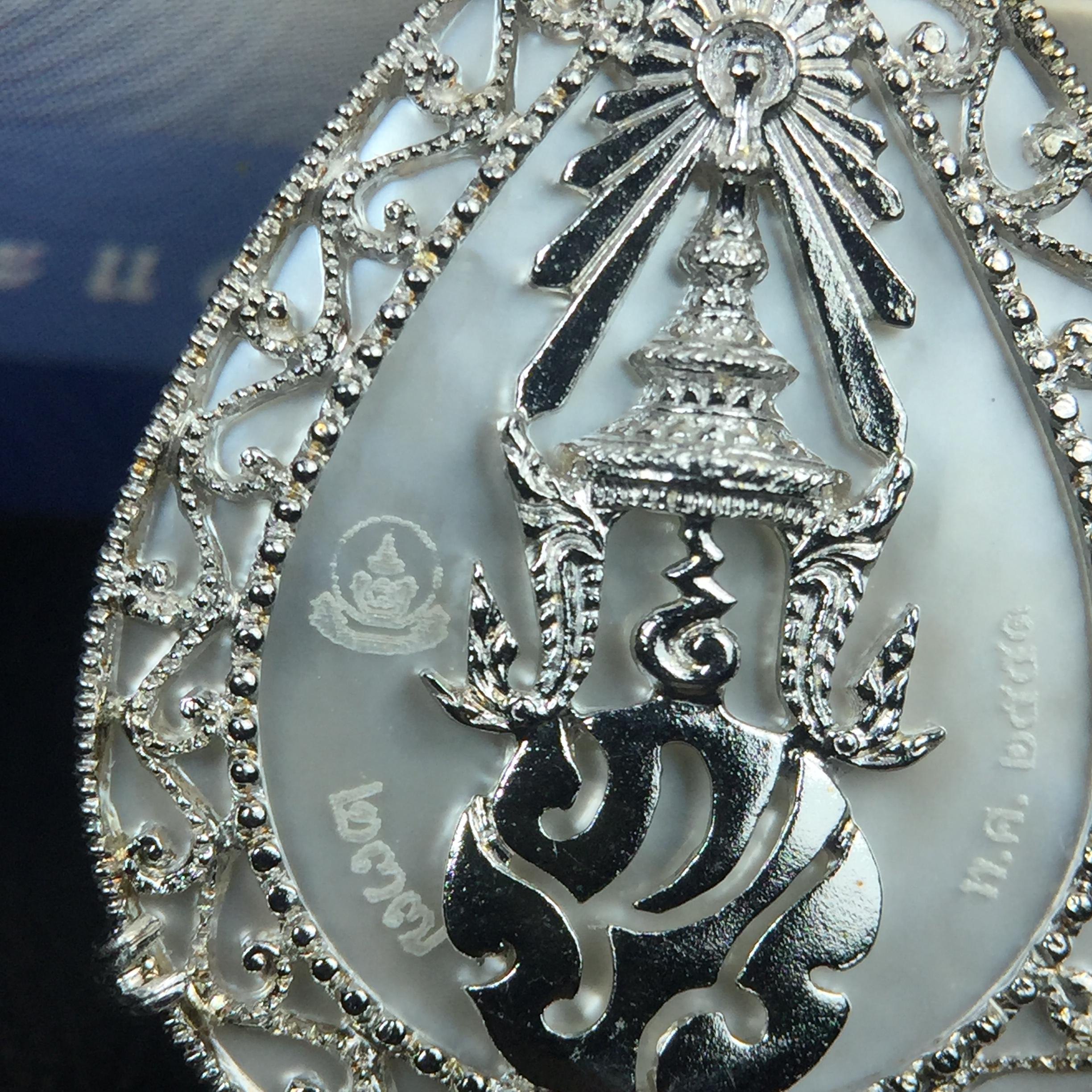 เหรียญพระพุทธชินราช ภปร. โครงการ เพราะแผ่นดินนี้คือแผ่นดินเกิด ปี 2551 รูปหยดน้ำ เนื้อเงินชุบทองคำขาว(ล้อมด้วยกรอบเงินชุบทองคำขาวสลักเสลาเป็นลวดลายละเอียดอ่อน ส่วนพื้นองค์พระเป็นเปลือกหอยมุขสวยงดงาม )(ขนาด 21 x 29 มม.) (สวยงามหายาก)1ใน5000องค์