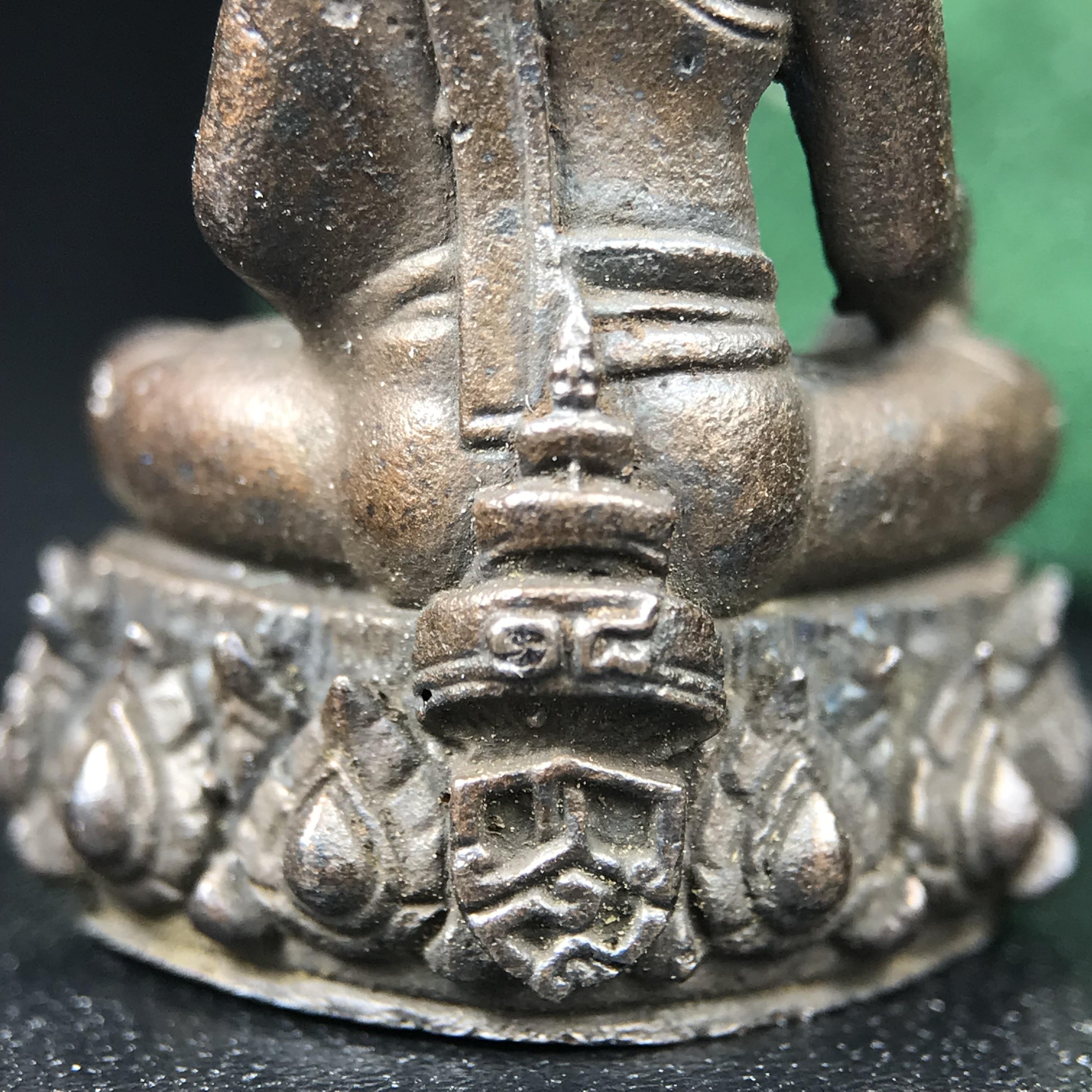 พระกริ่งวาสนา(รุ่นแรก) 80 พรรษา สมเด็จพระสังฆราช (วาสน์) วัดราชบพิธฯ ปี2521 เนื้อนวโลหะ(ตอกโค๊ตพระปิดตา) โดยมีหลวงปู่โต๊ะ วัดประดู่ฉิมพลีร่วมปลุกเสก พร้อมกล่องบรรจุเดิม(รุ่นแรก คอตั้งตรงได้สัดส่วน หายาก)