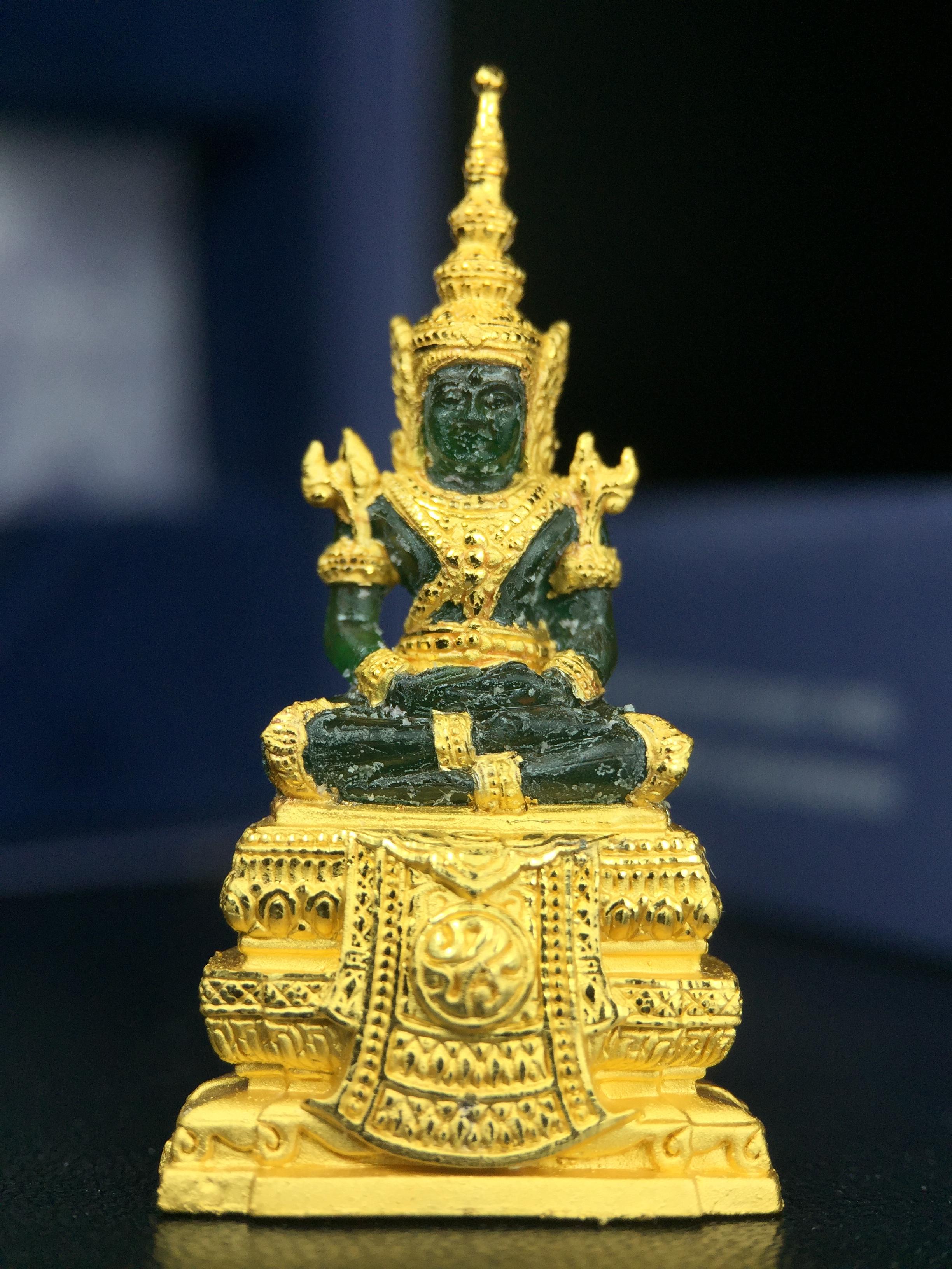 พระแก้วมรกต ภปร. จัดสร้างโดย รพ.ภูมิพลฯ ปี2547 ลอยองค์ขนาดหน้าตัก 1/2 นิ้ว เนื้อเรซิ่นหุ้มทองคำ99.99 งดงามทรงคุณค่าอีกหนึ่งรุ่นยอดนิยม หายาก