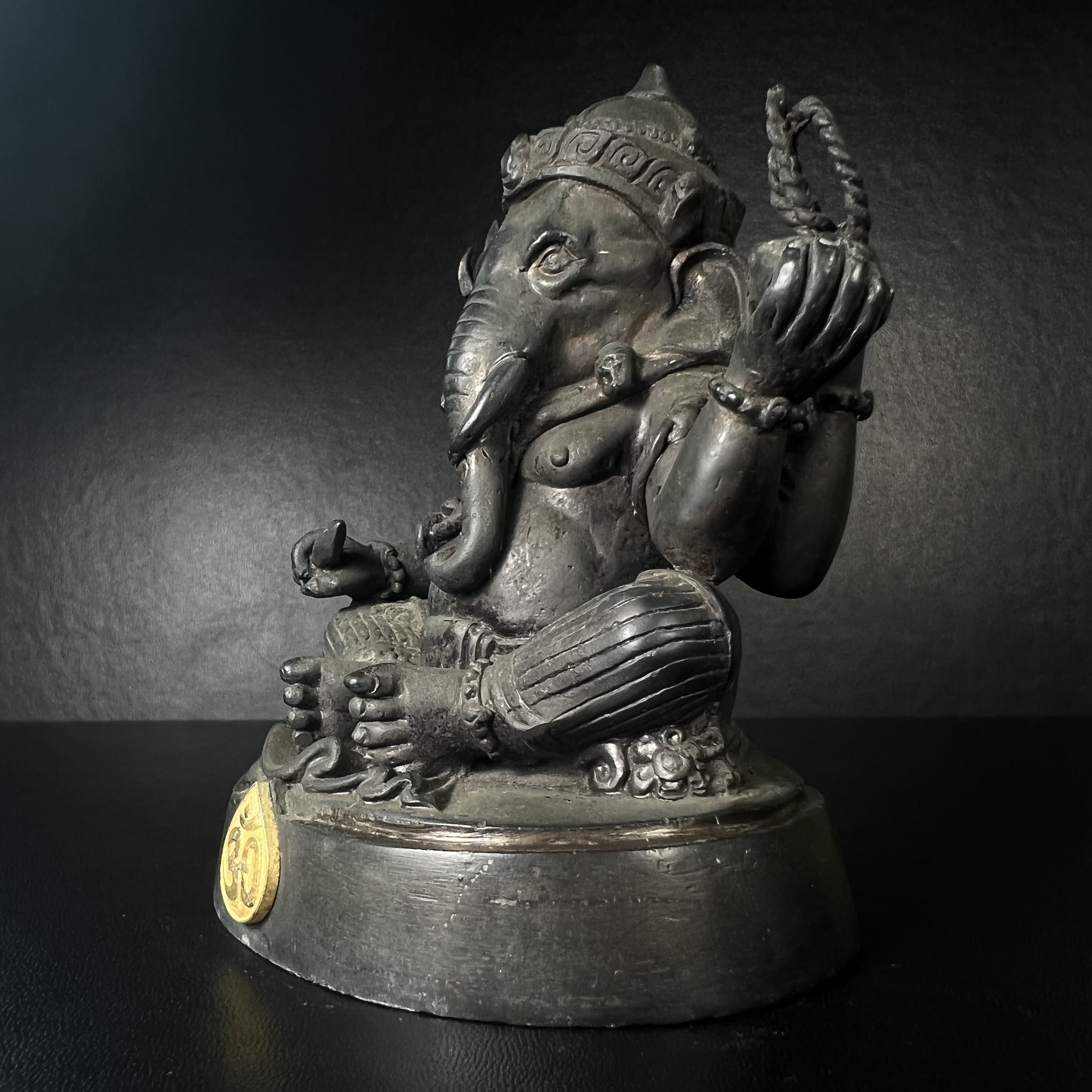 พระพิฆเนศ กรมศิลปากร ปี2547 ขนาดบูชาหน้าตัก 3 นิ้ว โลหะผสมเนื้อดี มีโค๊ดหมายเลขกำกับNo.993 (1 ใน 5000 องค์)รุ่นยอดนิยมหายาก