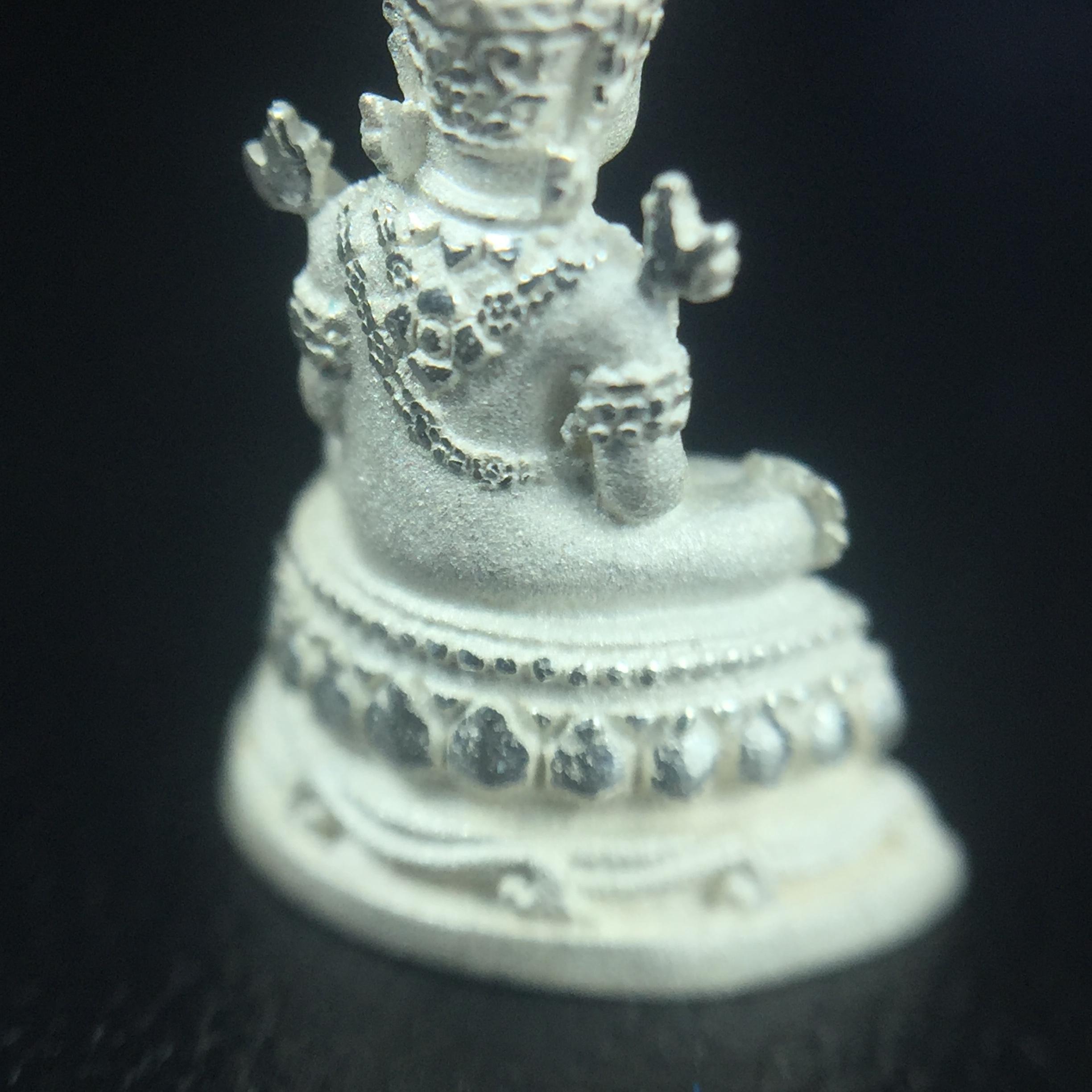 พระแก้วมรกต(จำลอง)ลอยองค์ ขนาดหน้าตัก 1/4 นิ้ว ทรงเครื่องฤดูร้อน เนื้อเงิน ตราสัญลักษณ์ฉลองสิริราชสมบัติครบ 60 ปี พ.ศ.2549