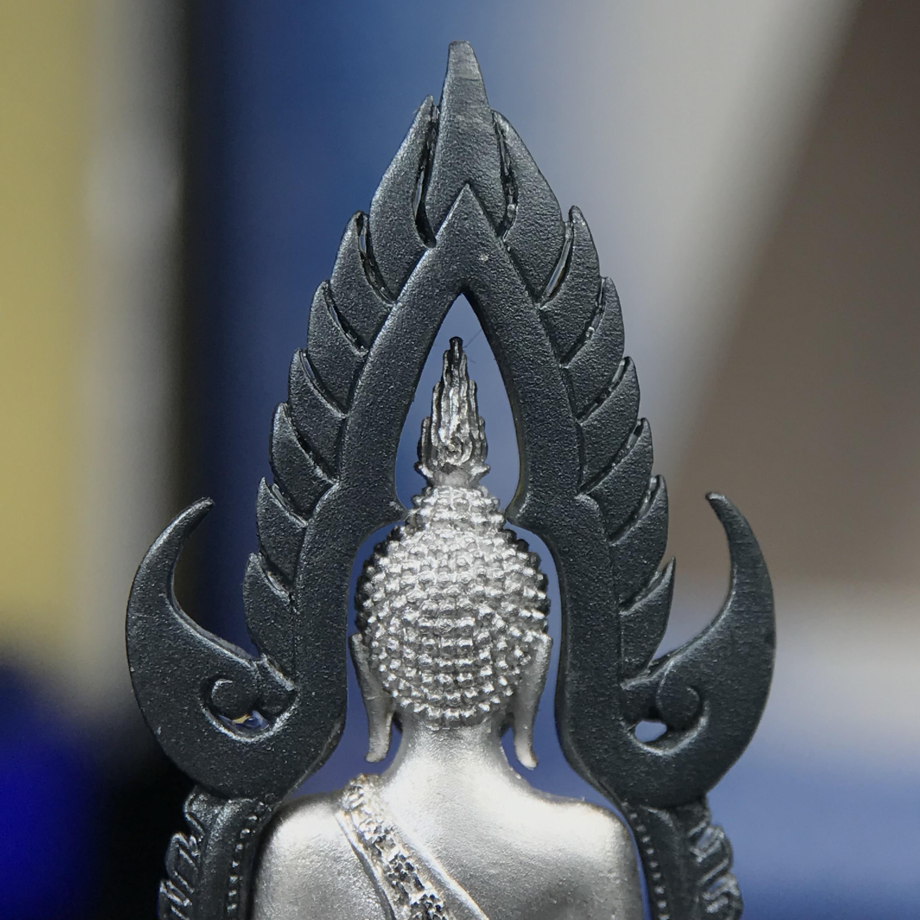 พระพุทธชินราช ภปร. โครงการเพราะแผ่นดินนี้คือแผ่นดินเกิด เนื้อเงินชุบทองคำขาวซุ้มรมดำ ปี2551 ขนาดหน้าตัก1/2นิ้ว(3.5*2.5ซม.)ประกอบพิธี ณ พระอุโบสถ วัดพระศรีรัตนศาสดาราม(วัดพระแก้ว)และพระวิหารวัดพระศรีรัตนมหาธาตุวรมหาวิหาร(จ.พิษณุโลก)(สวยงามหายาก)1ใน5000องค์