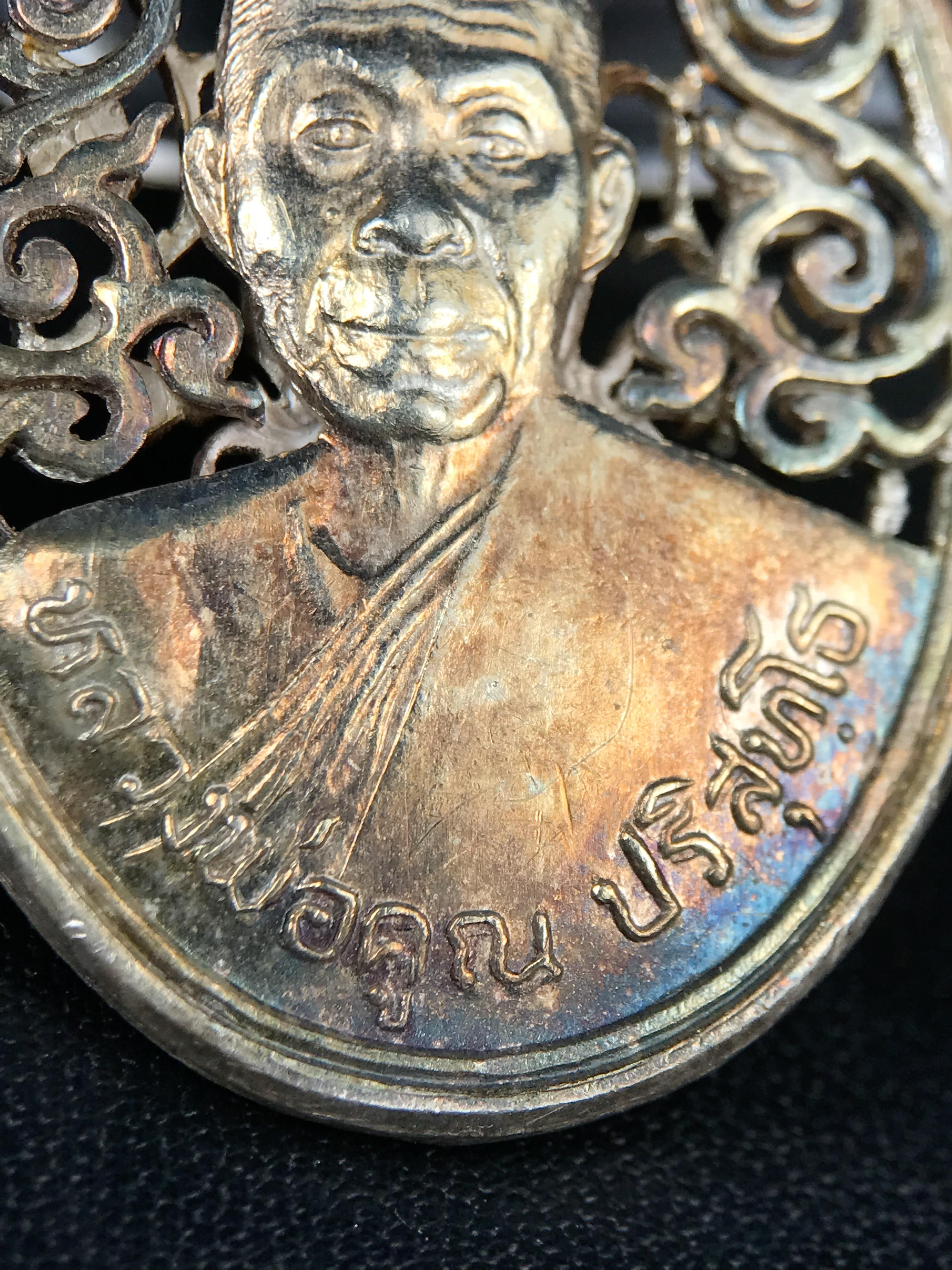 เหรียญหลวงพ่อคูณ ปริสุทโธ วัดบ้านไร่ รุ่น สก. ปี 2536 พิมพ์ลายฉลุ เนื้อเงิน(ผิวเดิมรุ้งสวยมาก) งานมหามงคลเฉลิมพระชนมพรรษา 5 รอบ สมเด็จพระบรมราชินีนาถ จัดสร้างโดย กองพลทหารราบที่๒ ทหารเสือราชินี รักษาพระองค์ (พิธีใหญ่ ประวัติชัดเจน อีกหนึ่งรุ่นยอดนิยม)