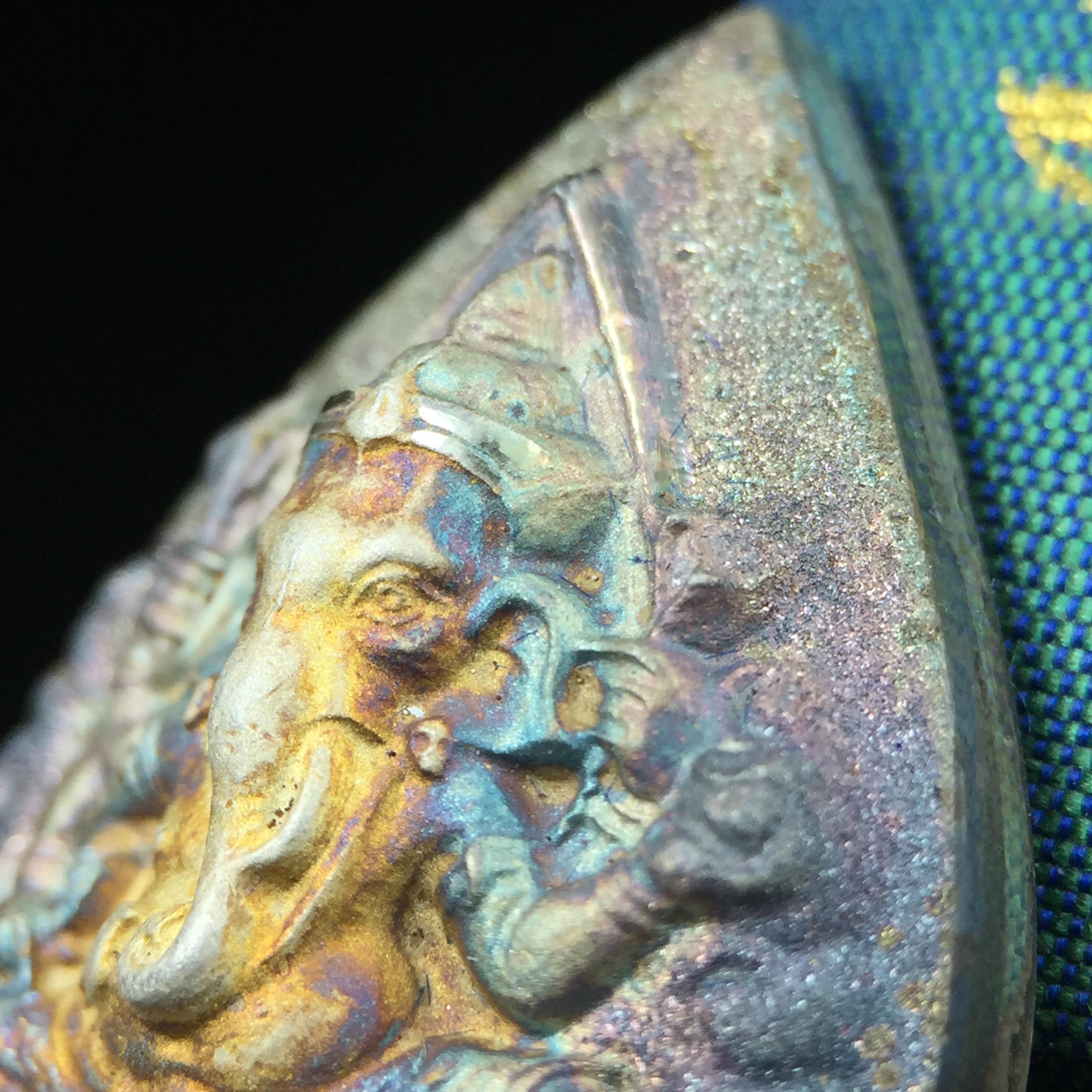 เหรียญพระพิฆเนศวร ญสส. ชุดกาญจนาภิเษกครองราชย์ 50 ปี พุทธศักราช 2538 พิมพ์ใหญ่(2.9 ซม.) เนื้อเงินผิวเดิมกลับดำขึ้นสีรุ้งเข้มขลังงดงามธรรมชาติสร้างสรรค์ สภาพสวยเดิมพร้อมกล่องบรรจุเดิม ตอกโค๊ดหมายเลขกำกับ(1ใน 5539องค์)