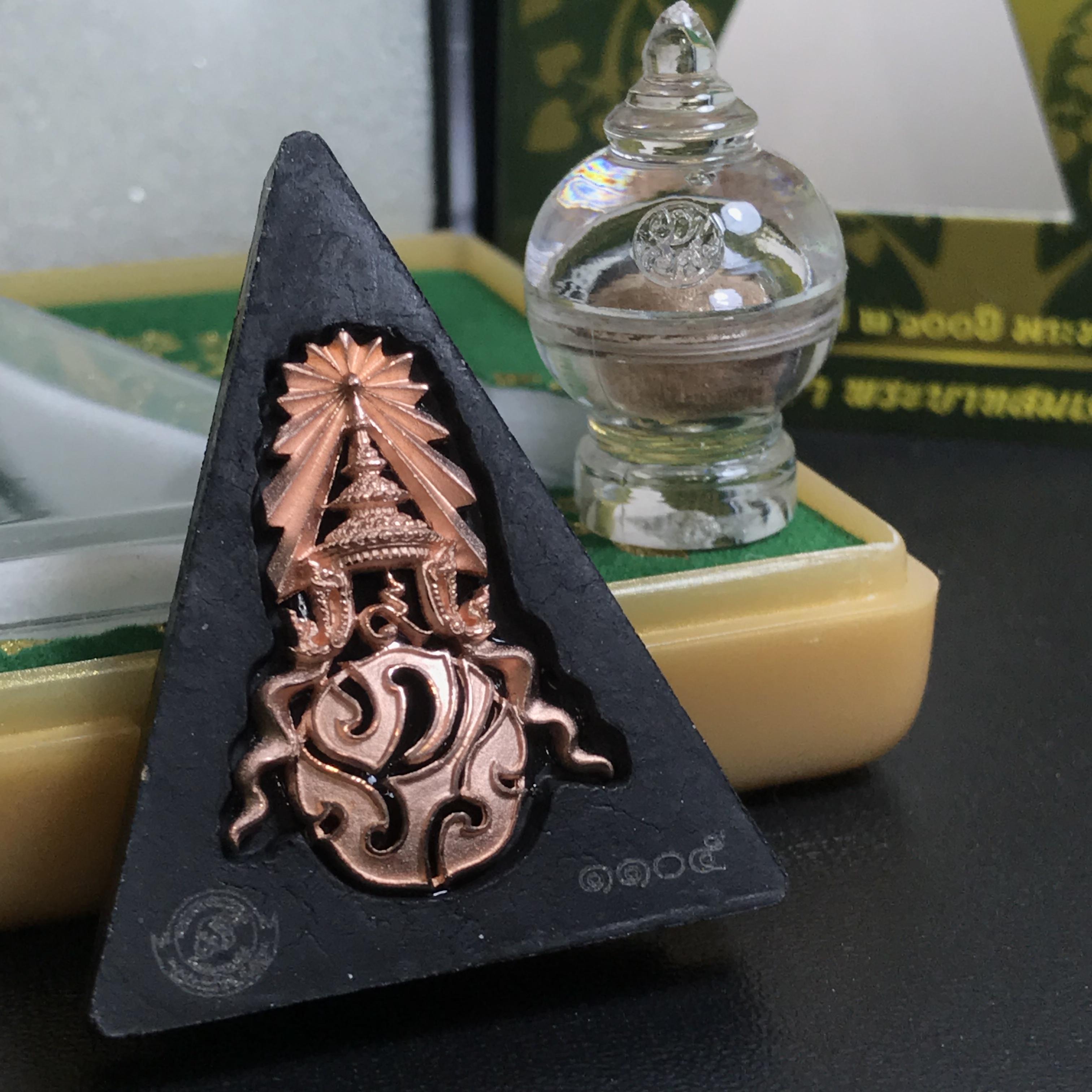 พระพุทธชินราช(จำลอง)ภปร. 84พรรษา เนื้อผงปิดทองด้านหน้า หลัง ภ.ป.ร. ทองแดง(พระราชทานมวลสาร จิตรลดาและเส้นพระเจ้า ร.9(เส้นผม))