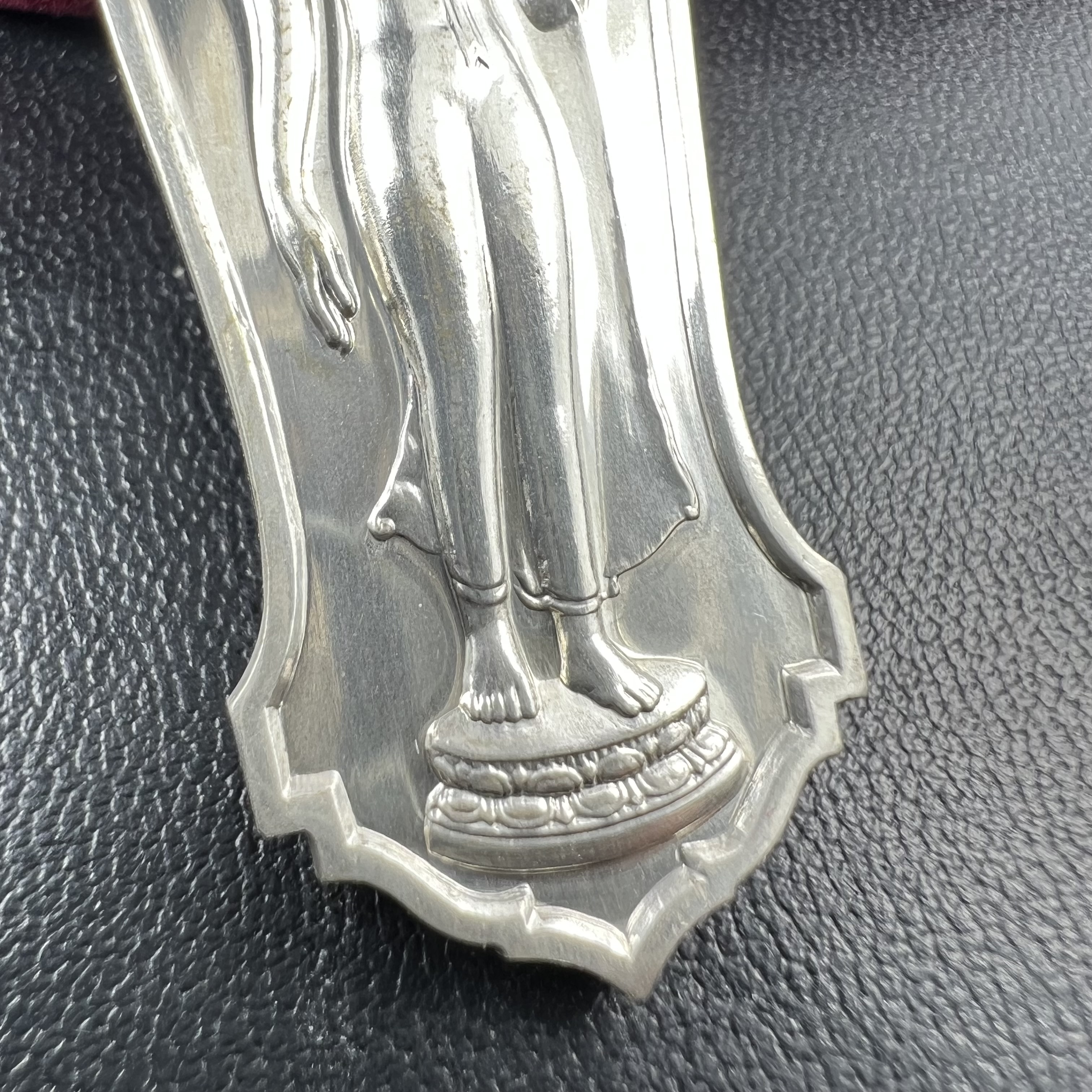 พระพุทธธรรมิกราชบพิตร ภปร. เฉลิมพระเกียรติ 2554 วัดบวรนิเวศวิหาร ขนาดสูง 4.5 ซม. เนื้อเงิน(ตอกโค๊ด Ag)(หายากพบเจอน้อยมาก)ผลิตโดย สำนักกษาปณ์ กรมธนารักษ์ พิธีพุทธาภิเษก ณ พระอุโบสถวัดบวรนิเวศวิหาร สภาพสวย กล่องบรรจุเดิมครบสมบูรณ์(1 ใน 2555 เหรียญ)หายาก