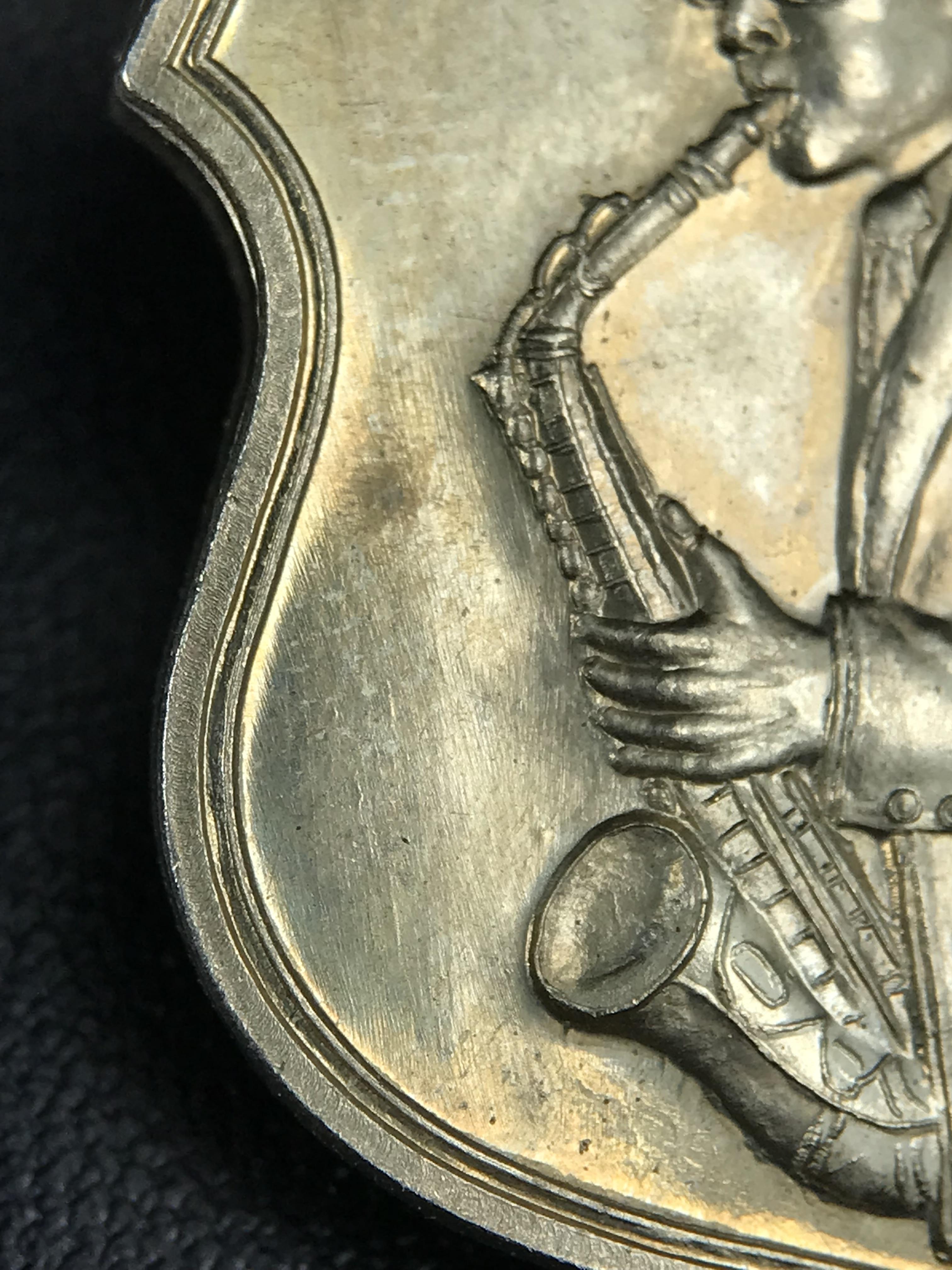 เหรียญครอบครูช่างหลวง(ในหลวงทรงดนตรี) เนื้ออัลปาก้า ปี 2550(หายาก)สุดยอดแห่งความหายากมีหมุนเวียนให้เห็นน้อยมากเป็นอีกหนึ่งรุ่นยอดนิยมของเสด็จพ่อร.9เหรียญนี้สวยมากผิวน้ำทองทั่วทั้งเหรียญ