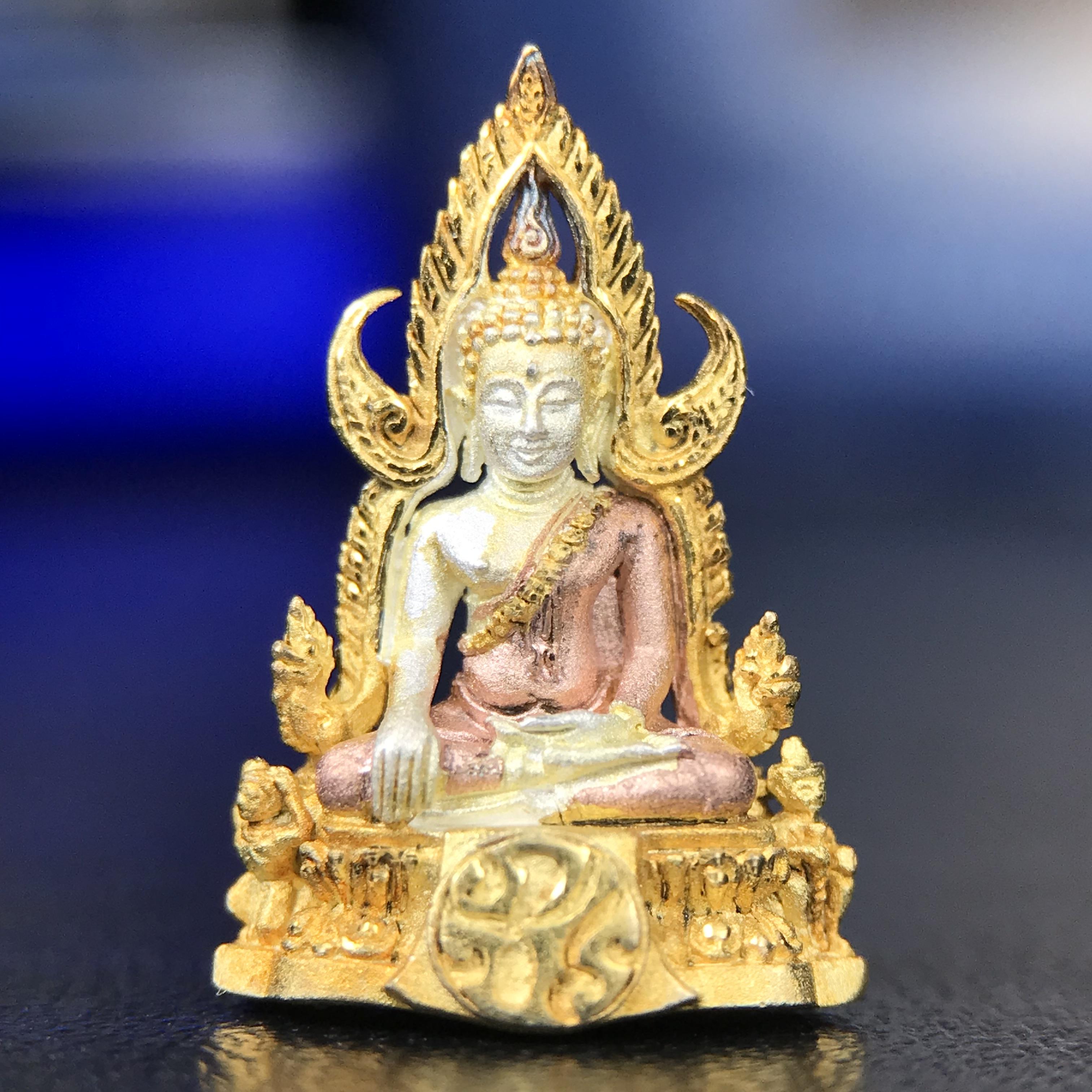 พระพุทธชินราช ภปร. โครงการ เพราะแผ่นดินนี้คือแผ่นดินเกิด เนื้อเงินชุบสามกษัตริย์ ปี2551 ขนาดหน้าตัก1/4นิ้ว (สวยงามทรงคุณค่า อีกหนึ่งรุ่นยอดนิยมหายาก) (สภาพคัดสวย กล่องบรรจุเดิมครบ)