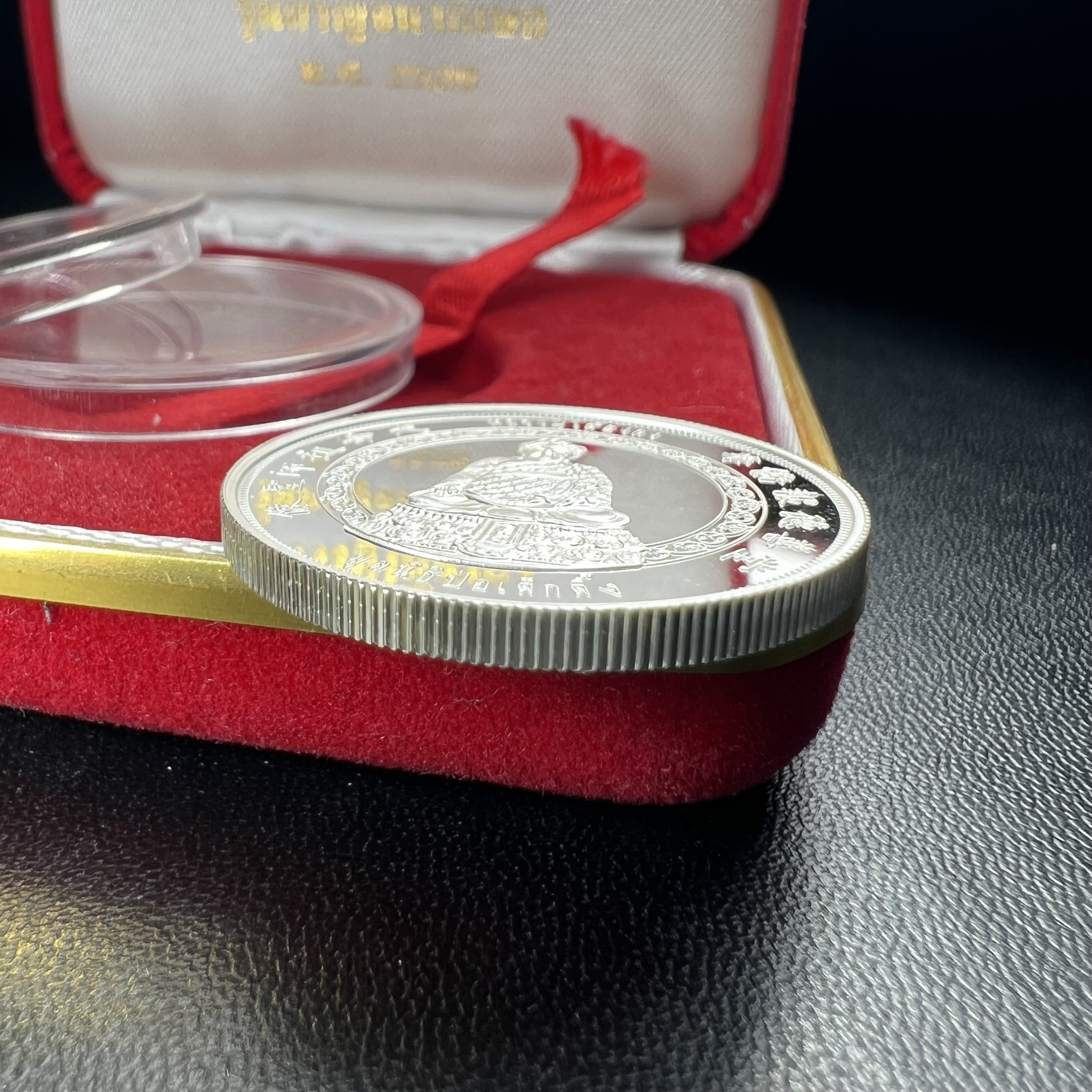 เหรียญหลวงปู่ไต้ฮงกง รุ่นกาญจนาภิเษก ตราสัญลักษณ์ครองราช 50 ปี ในหลวงรัชกาลที่ 9 พ.ศ.2539 เหรียญเงินบริสุทธิ์ขัดเงา 99.99% ขนาด 2.8 ซม. พิธีใหญ่ สวยมาก พร้อมกล่องบรรจุเดิมครบ