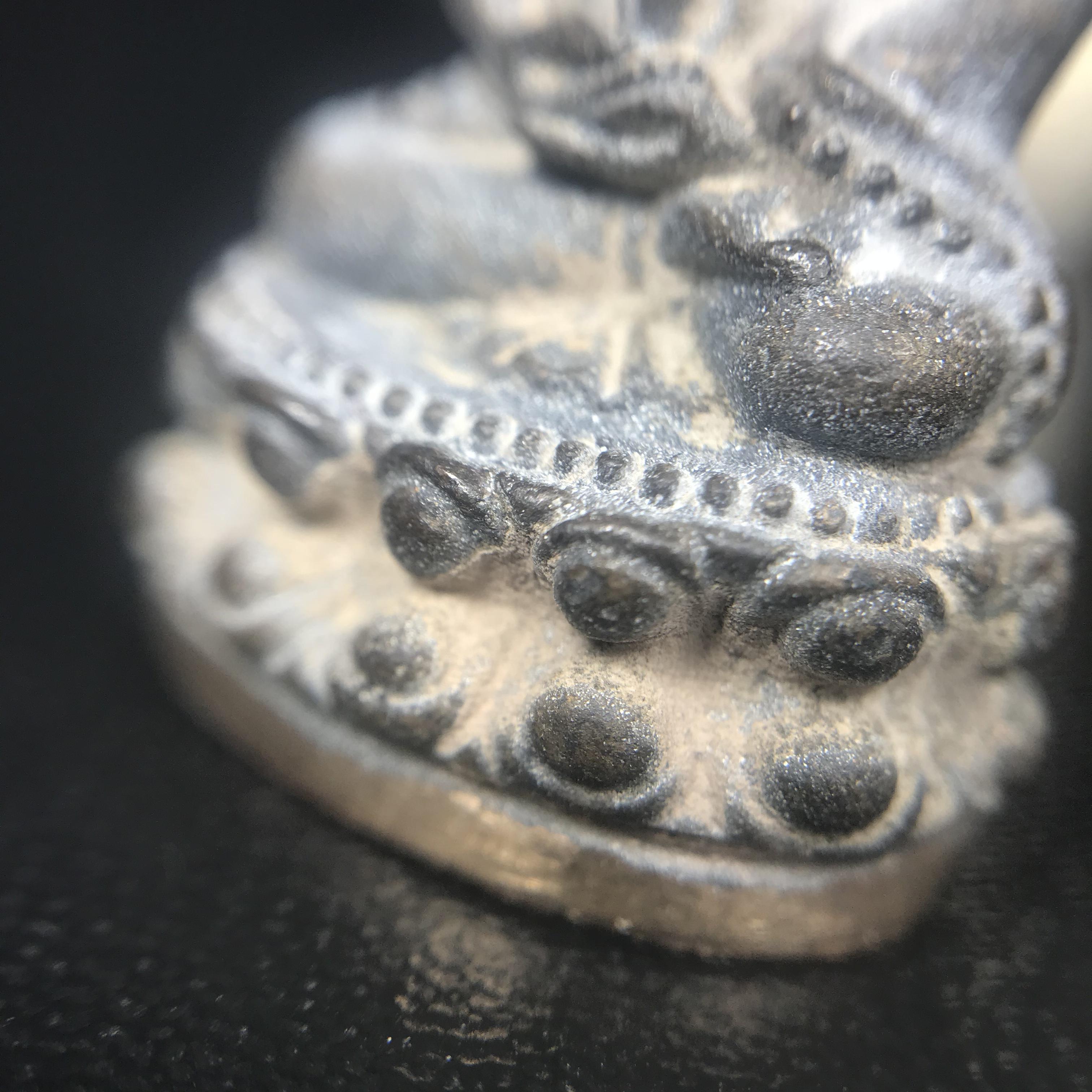 พระกริ่งชินบัญชรฉลองพระชันษา 100 ปี สมเด็จพระญาณสังวร วัดบวรนิเวศวิหาร ปี 2556 เนื้อนวโลหะผสมทองคำก้นทองแดง พิธีใหญ่ มวลสารเด่น นิยม(1 ใน 2556 องค์)