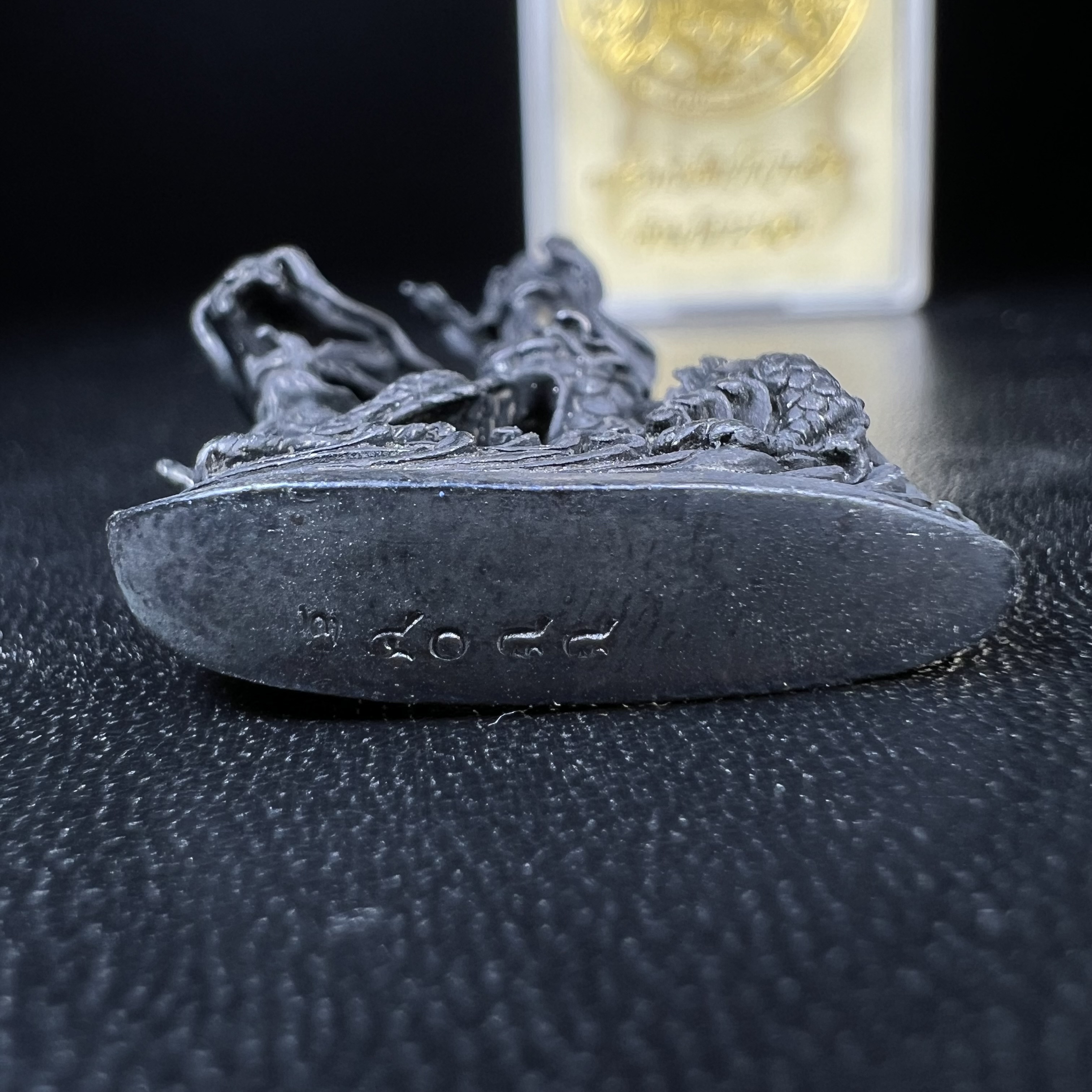 รูปหล่อลอยองค์พระโพธิสัตว์กวนอิม ทรงประทับมังกร จ.ระนอง พ.ศ.2539 เนื้อนวโลหะ พิมพ์ใหญ่(สวยงดงาม เข้มขลัง ทรงคุณค่า) เฉลิมฉลองในวโรกาสที่พระบาทสมเด็จพระเจ้าอยู่หัวทรงครองสิริราชสมบัติครบ 50 ปี(องค์หมายเลข๒๔๐๘๘)