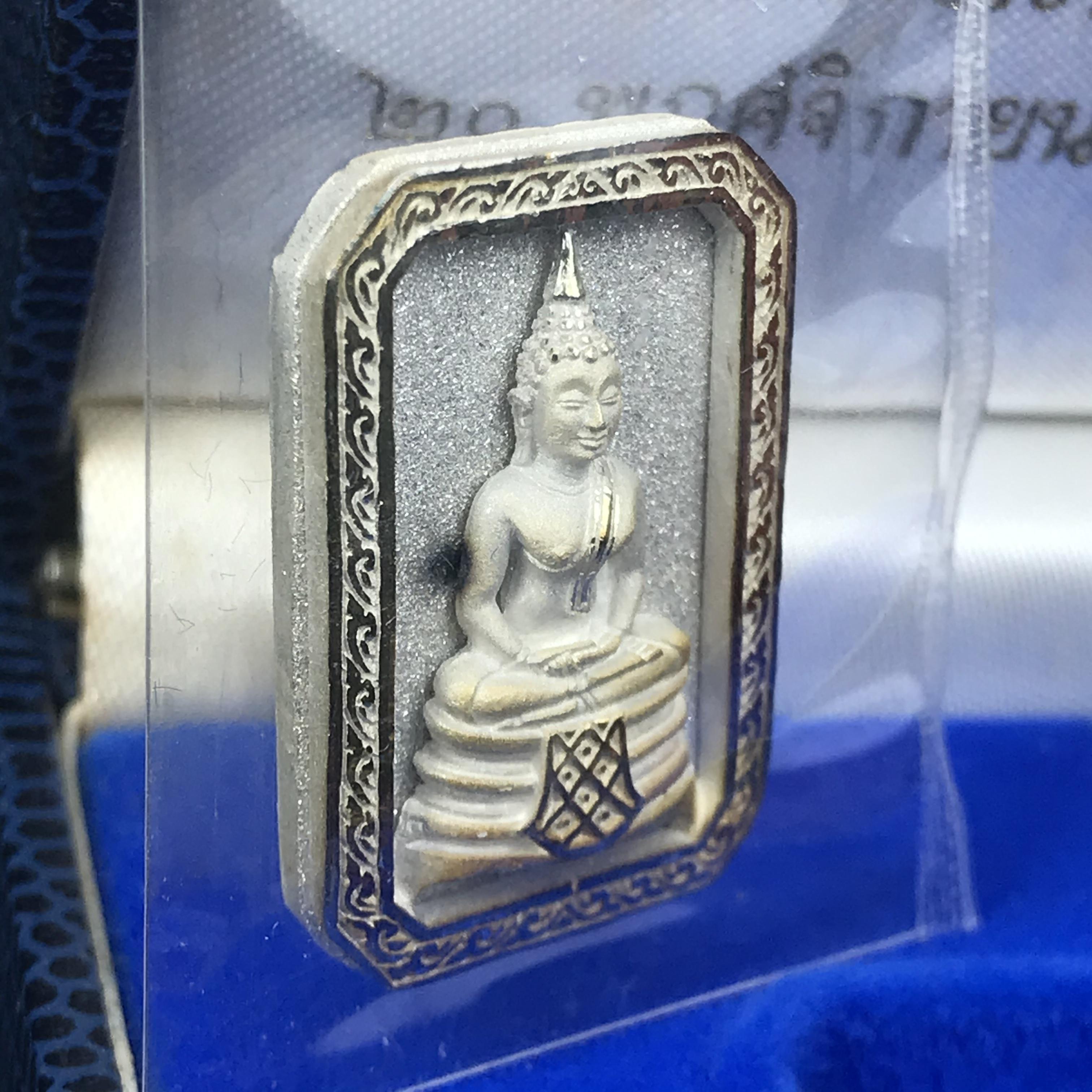 พระพุทธโสธร(หลวงพ่อโสธร) รุ่นสร้างอุโบสถ ปี2539 เนื้อเงิน พิมพ์แปดเหลี่ยม(หายาก) สภาพสวยผิวเดิมขึ้นน้ำทองสีรุ้งแบบนิยม กล่องบรรจุเดิมครบสมบูรณ์