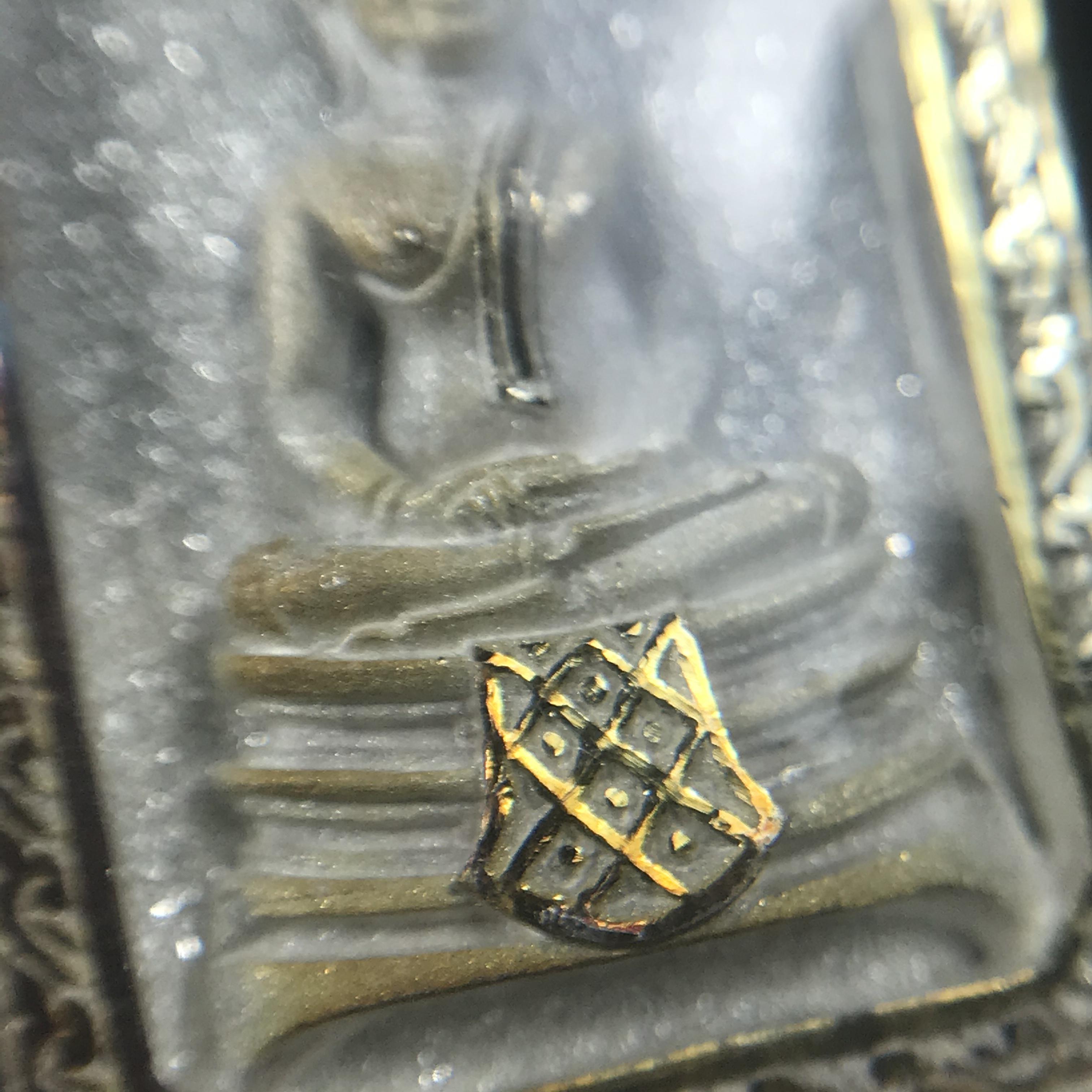 พระพุทธโสธร(หลวงพ่อโสธร) รุ่นสร้างอุโบสถ ปี2539 เนื้อเงิน พิมพ์แปดเหลี่ยม(หายาก) สภาพสวยผิวเดิมขึ้นน้ำทองสีรุ้งแบบนิยม กล่องบรรจุเดิมครบสมบูรณ์