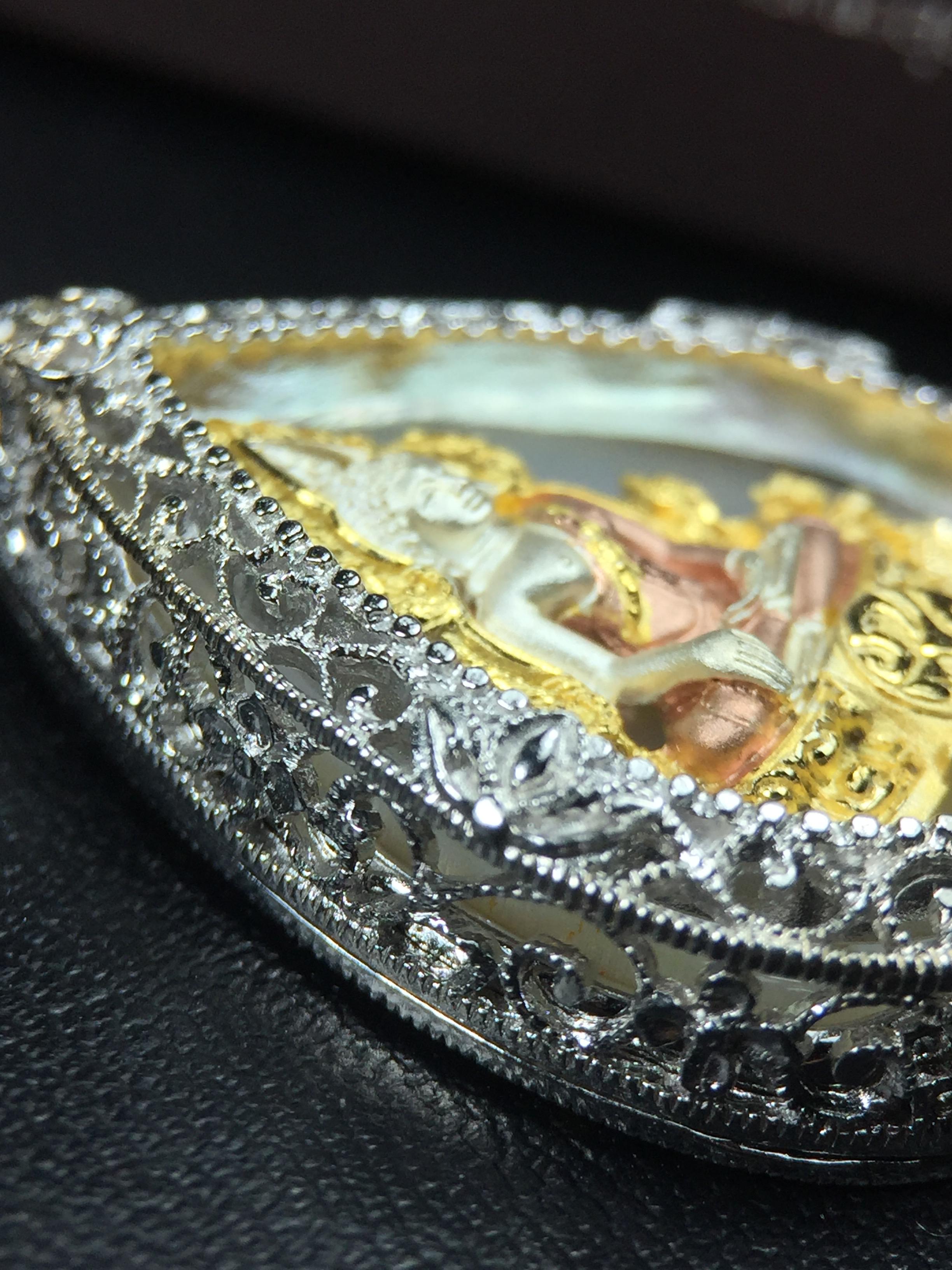 พระพุทธชินราช ภปร. โครงการ "เพราะแผ่นดินนี้ คือ แผ่นดินเกิด" ปี2548(รุ่นแรก) เหรียญทรงใบโพธิ์ ขนาด 21 x 29 มม. เนื้อเงินสามกษัตริย์ องค์พระชุบสามกษัตริย์ ล้อมด้วยกรอบเงินชุบทองคำขาวสลักเสลาเป็นลวดลายละเอียดอ่อน ส่วนพื้นองค์พระเป็นเปลือกหอยมุข