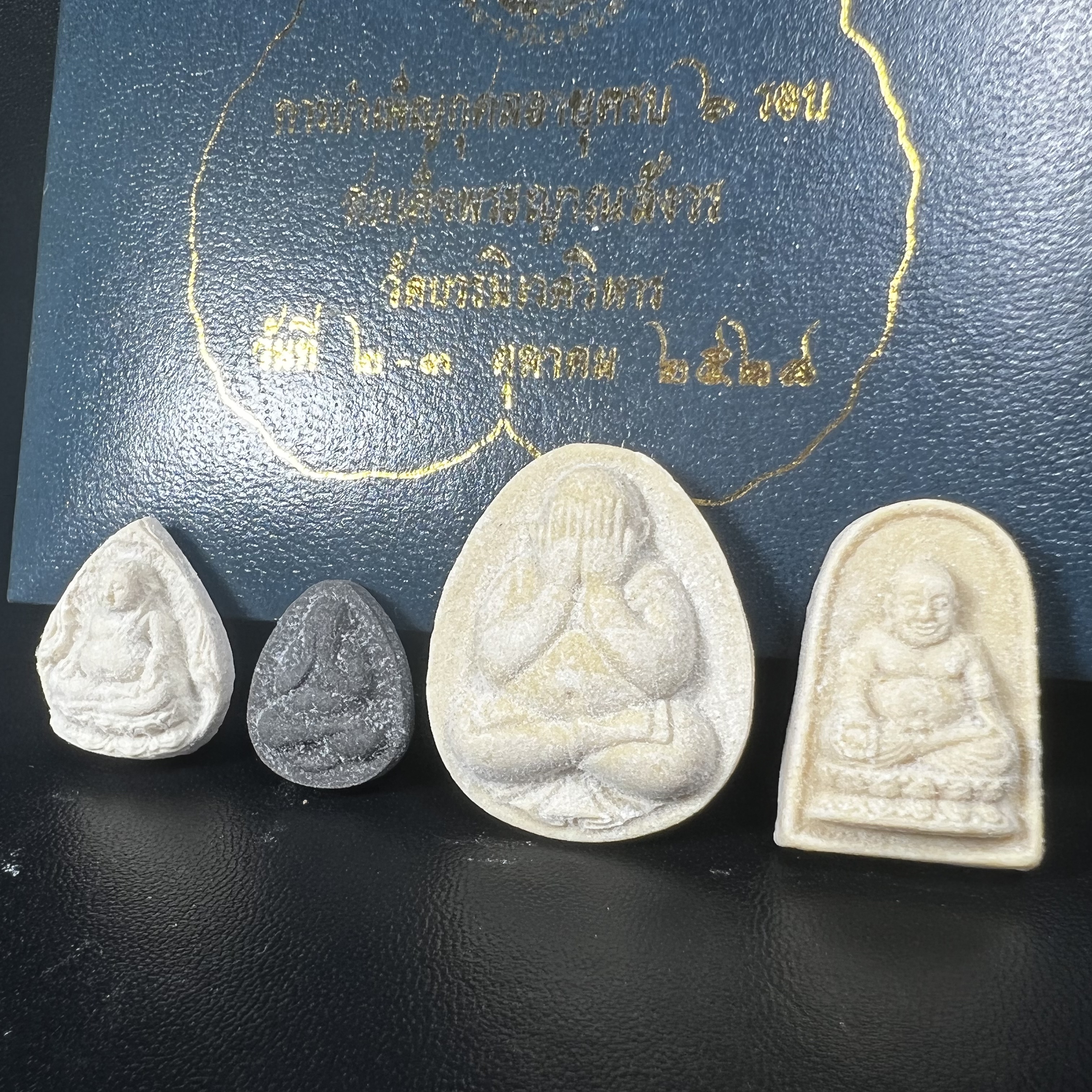 พระปิดตา รุ่นแรก ชุดกรรมการ ชุดมงคลการบำเพ็ญกุศลอายุครบ 6 รอบ(72 พรรษา) สมเด็จพระญาณสังวร วัดบวรนิเวศวิหาร วันที่ 2-3 ตุลาคม 2528 (1ชุดประกอบด้วยพระเนื้อผง 4 รายการ)ชุดกรรมการพร้อมกล่องบรรจุเดิมครบสมบูรณ์(หายาก)