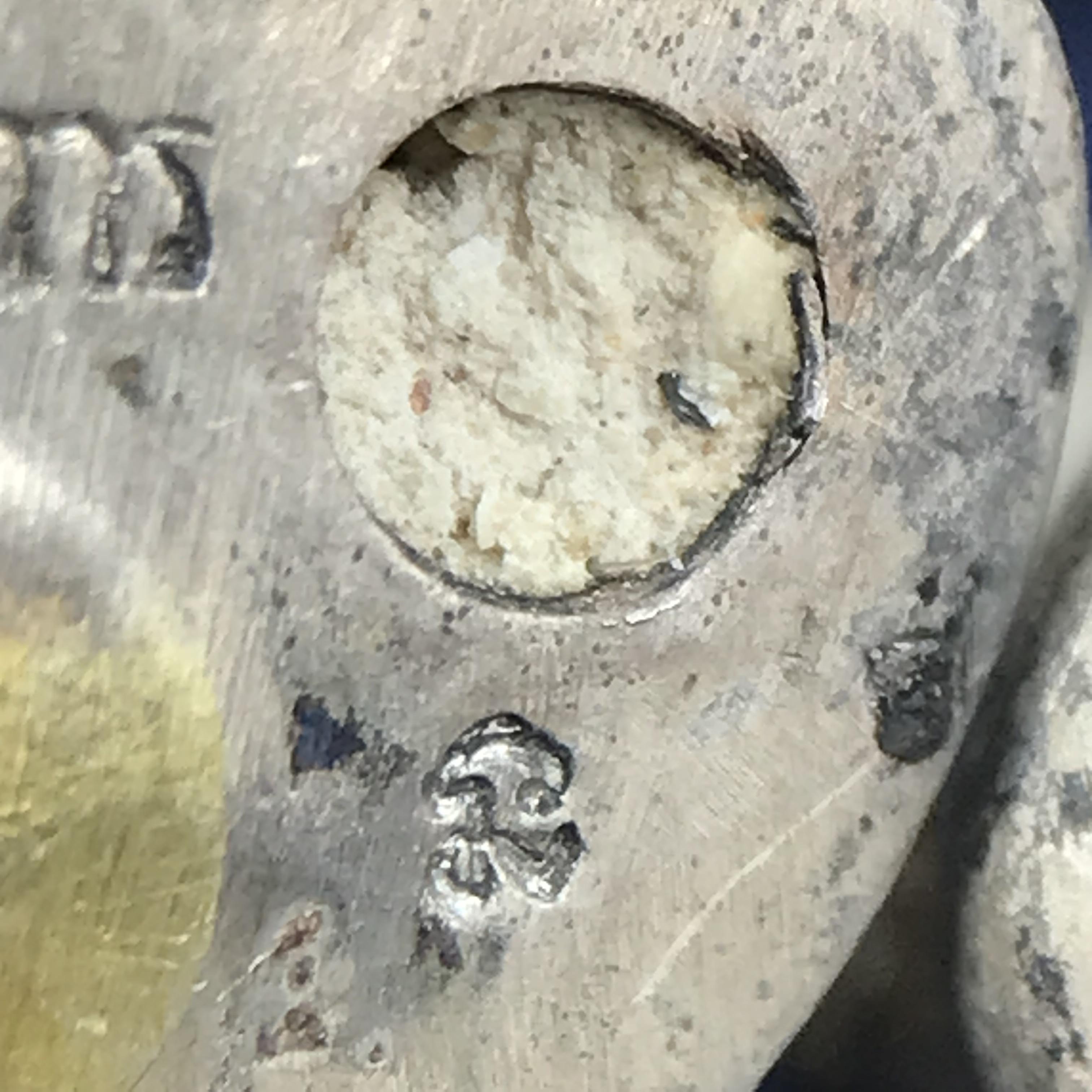 พระกริ่ง-พระชัยวัฒน์ ไพรีพินาศ ญสส.รุ่น นวฤทธิ์โภคทรัพย์ ปี 2544 อุดผงพุทธคุณ บรรจุมวลสารจิตรลดา และเส้นพระเกศาของสมเด็จพระญาณสังวร พระสังฆราชฯ พร้อมกล่องบรรจุเดิม เนื้อเงิน ก้นทองคำ(พิมพ์กรรมการ)ชุดหมายเลข ๒(1ใน 89 ชุด) หายากพบเจอน้อยมาก