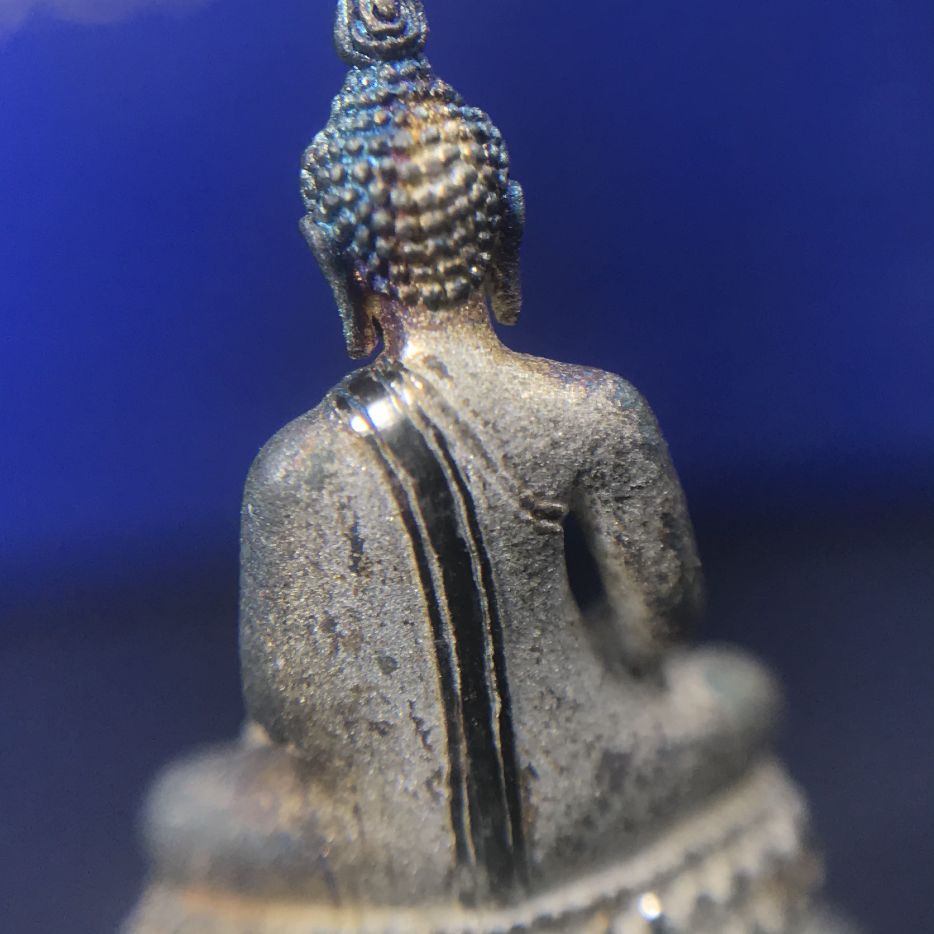 พระชัยวัฒน์พุทธสิหิงค์ ภปร. รุ่นสร้างหอพระธรรมศาสตร์ ปี2542 เนื้อเงิน(ผิวเดิม ขึ้นสีรุ้งธรรมชาติ แบบนิยม) มหาพิธี 3วาระอันยิ่งใหญ่