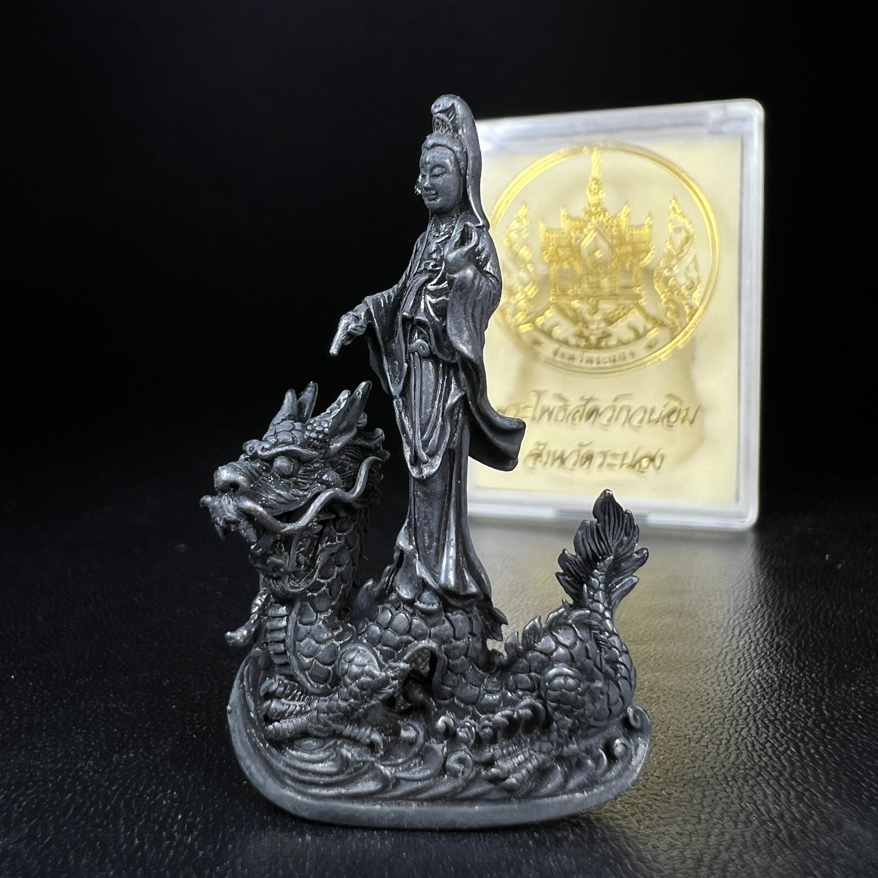 รูปหล่อลอยองค์พระโพธิสัตว์กวนอิม ทรงประทับมังกร จ.ระนอง พ.ศ.2539 เนื้อนวโลหะ พิมพ์ใหญ่(สวยงดงาม เข้มขลัง ทรงคุณค่า) เฉลิมฉลองในวโรกาสที่พระบาทสมเด็จพระเจ้าอยู่หัวทรงครองสิริราชสมบัติครบ 50 ปี(องค์หมายเลข๒๔๐๘๘)