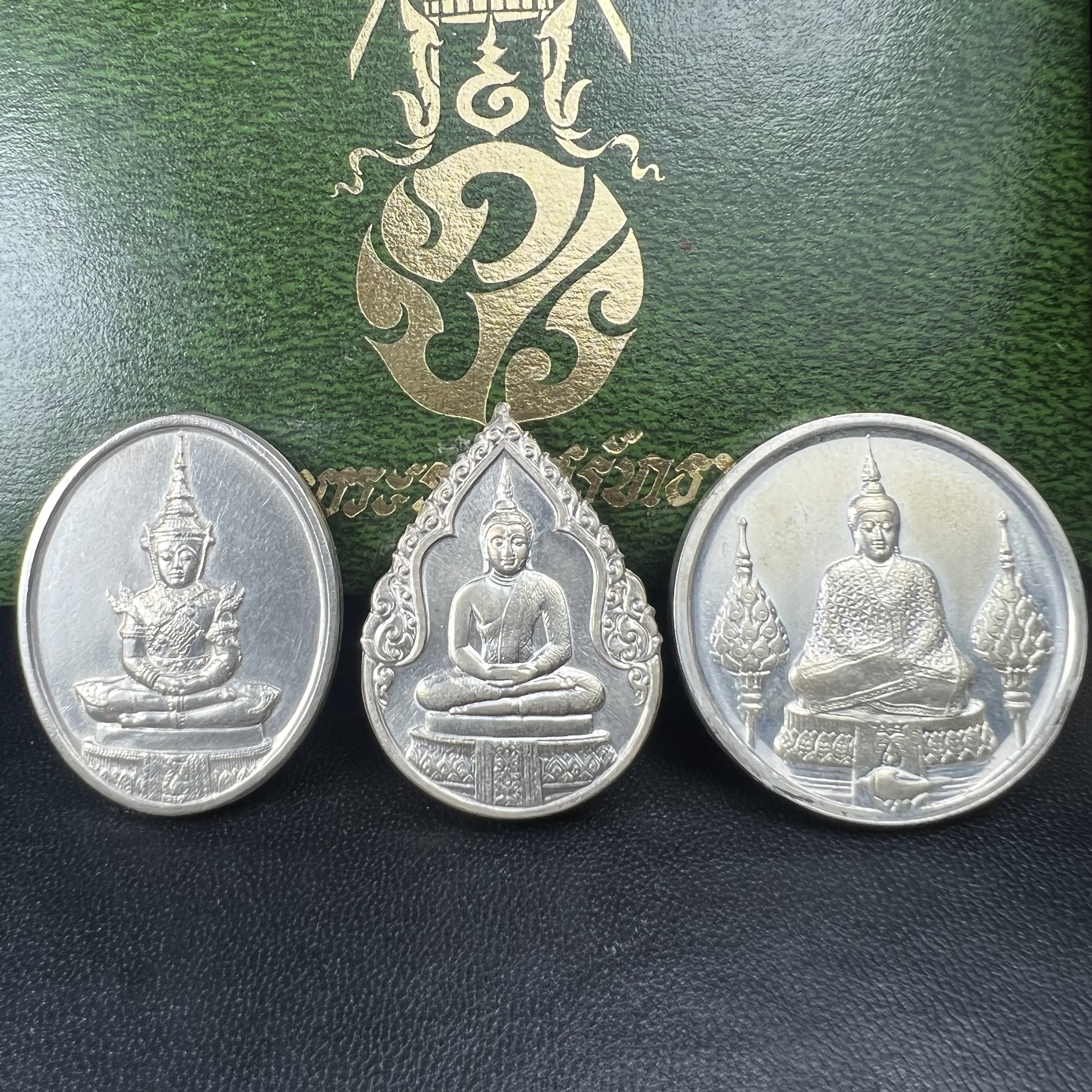 เหรียญพระแก้วมรกตหลัง ภปร ฉลองกรุงรัตนโกสินทร์ครบ 200 ปี พ.ศ.2525 เนื้อเงินกล่องบรรจุเดิมครบ3พิมพ์(บล็อกพระราชศรัธา)(ในหลวงรัชกาลที่9 เสด็จในพิธี)