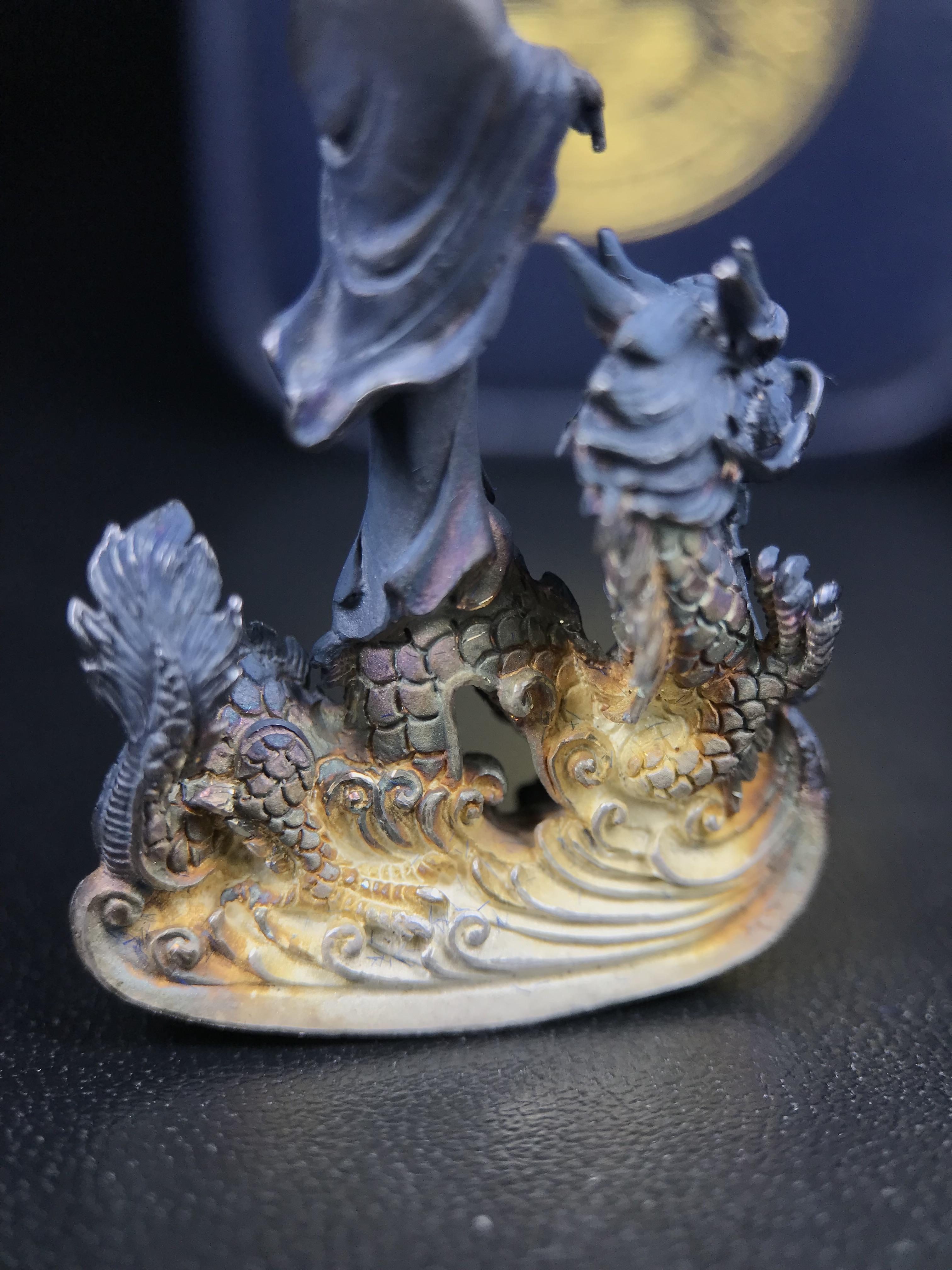 รูปหล่อลอยองค์พระโพธิสัตว์กวนอิม ทรงประทับมังกร จ.ระนอง ปี 2539 เนื้อเงิน พิมพ์ใหญ่(ผิวกลับดำทูโทนเข้มขลังสวยงามมีเสน่ห์)(สภาพผิวเดิม)(เสน่ห์พระเนื้อเงินสีสันที่ธรรมชาติสรรค์สร้าง)เฉลิมฉลองในวโรกาสที่พระบาทสมเด็จพระเจ้าอยู่หัวทรงครองสิริราชสมบัติครบ50ปี