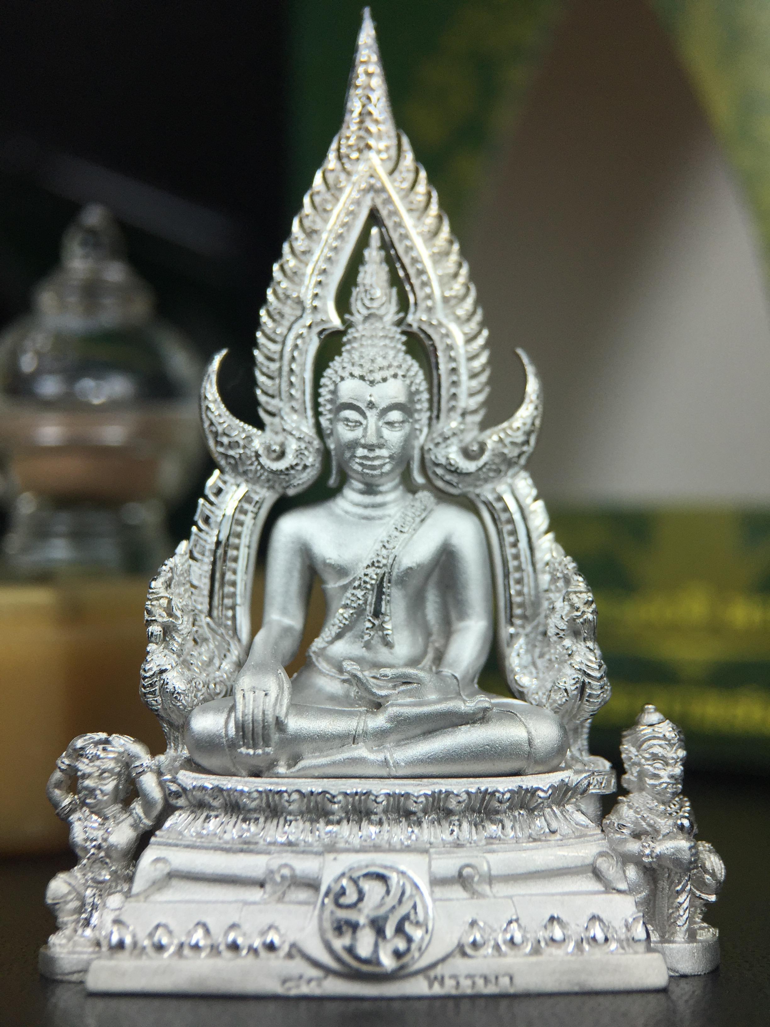 พระพุทธชินราช(จำลอง) ภปร. 84 พรรษา เนื้อเงินชุบทองคำขาว พิมพ์ใหญ่ขนาดหน้าตัก 3/4 นิ้ว(พระราชทานมวลสาร จิตรลดาและเส้นพระเจ้า(เส้นผม))รัชกาลที่9)พุทธศิลป์ทรงคุณค่าอีกหนึ่งรุ่นยอดนิยม(1ใน 3000 องค์)