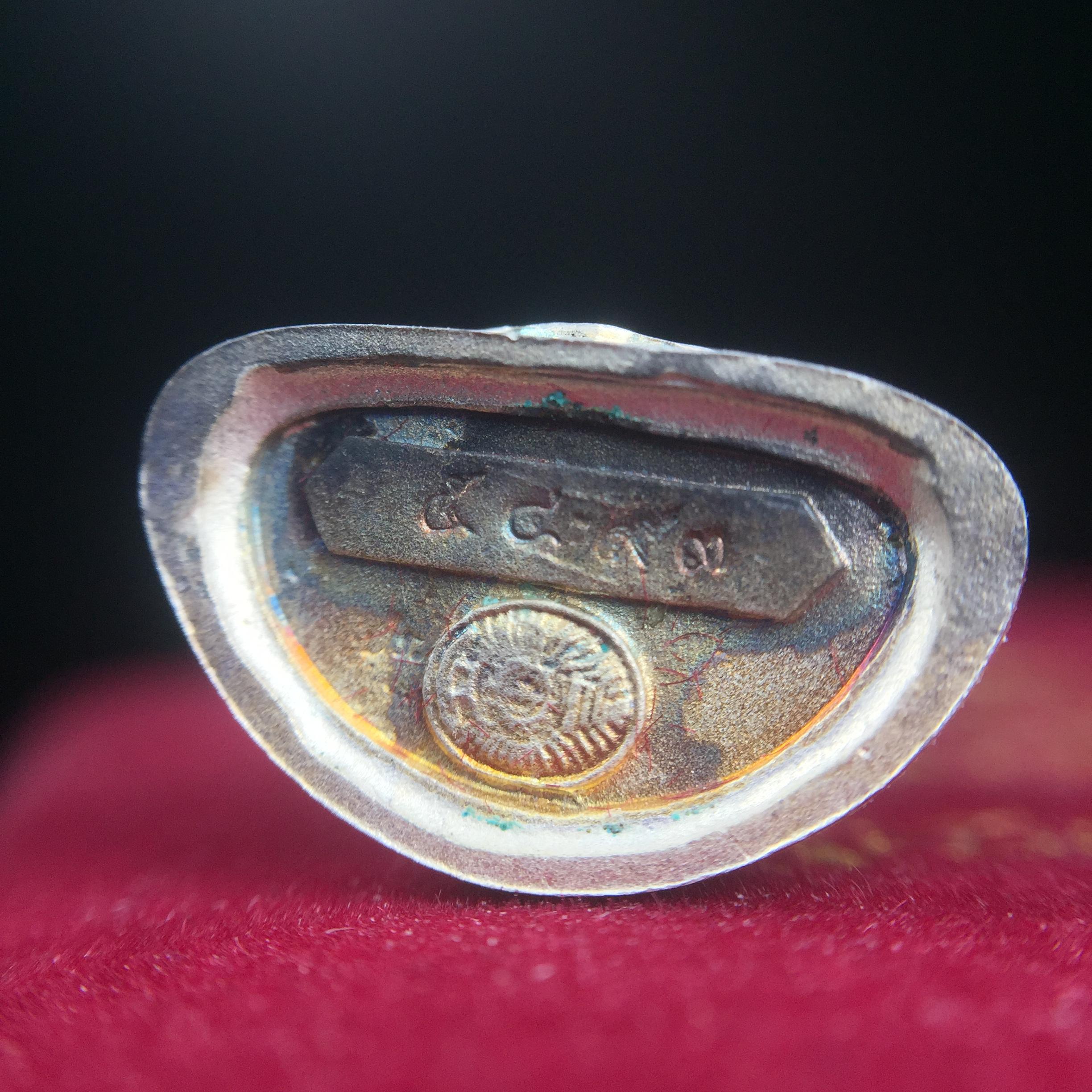 พระกริ่งไพรีพินาศ ตรากาญจนาภิเษก วัดบวรนิเวศวิหาร ที่ระลึกในหลวงรัชกาลที่9 ครองสิริราชสมบัติครบ 50 ปี เนื้อเงิน(สภาพผิวเดิม ขึ้นสีรุ้งธรรมชาติ สวยแบบนิยม)พร้อมกล่องบรรจุเดิม หมายเลข 5493