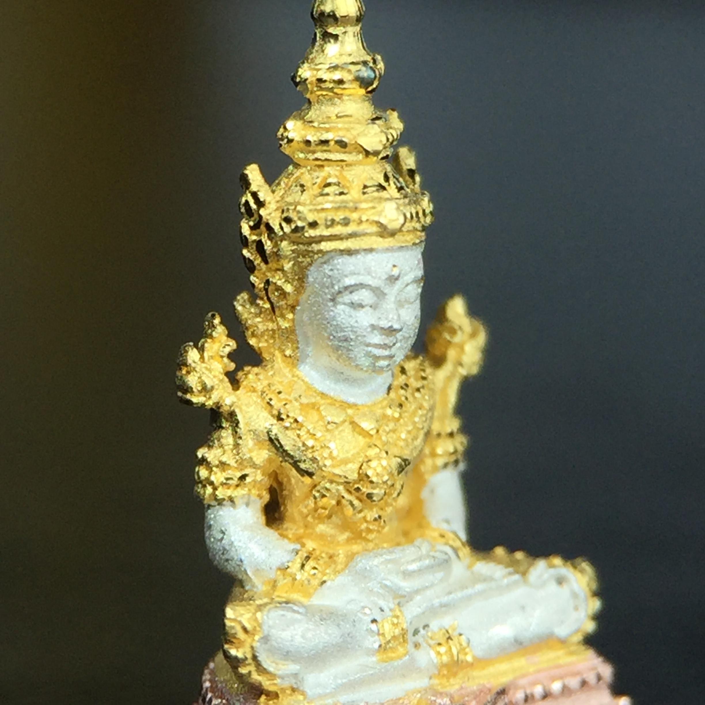 พระแก้วมรกต(จำลอง)ลอยองค์ ขนาดหน้าตัก 1/4 นิ้ว ทรงเครื่องฤดูร้อน เนื้อเงินสามกษัตริย์ ตราสัญลักษณ์ฉลองสิริราชสมบัติครบ 60 ปี พ.ศ.2549(สภาพสวย ครบ สมบูรณ์)