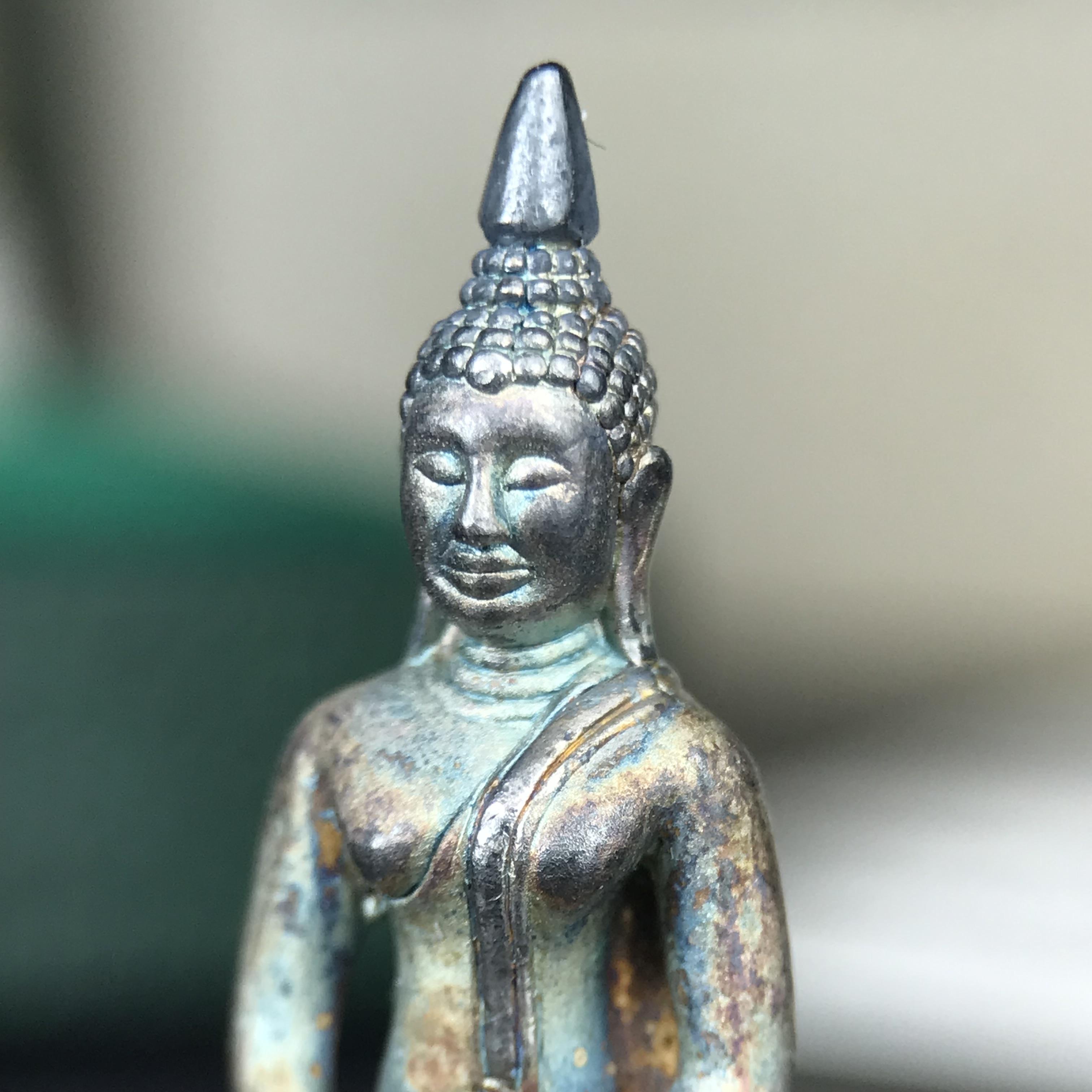 พระพุทธโสธร ภปร. รุ่นย้อนยุค สร้างพระอุโบสถ สมาคมชาวฉะเชิงเทรา จัดสร้าง ปี 2539 วโรกาสครองสิริราชสมบัติครบ 50 ปี เนื้อเงินทรายนวลขัดเงาบางส่วน(สภาพผิวเดิม ขึ้นสีรุ้งธรรมชาติ เก่าเก็บอย่าดี สวยมาก แบบนี้หายาก) พร้อมกล่องบรรจุและใบรับรองเดิม