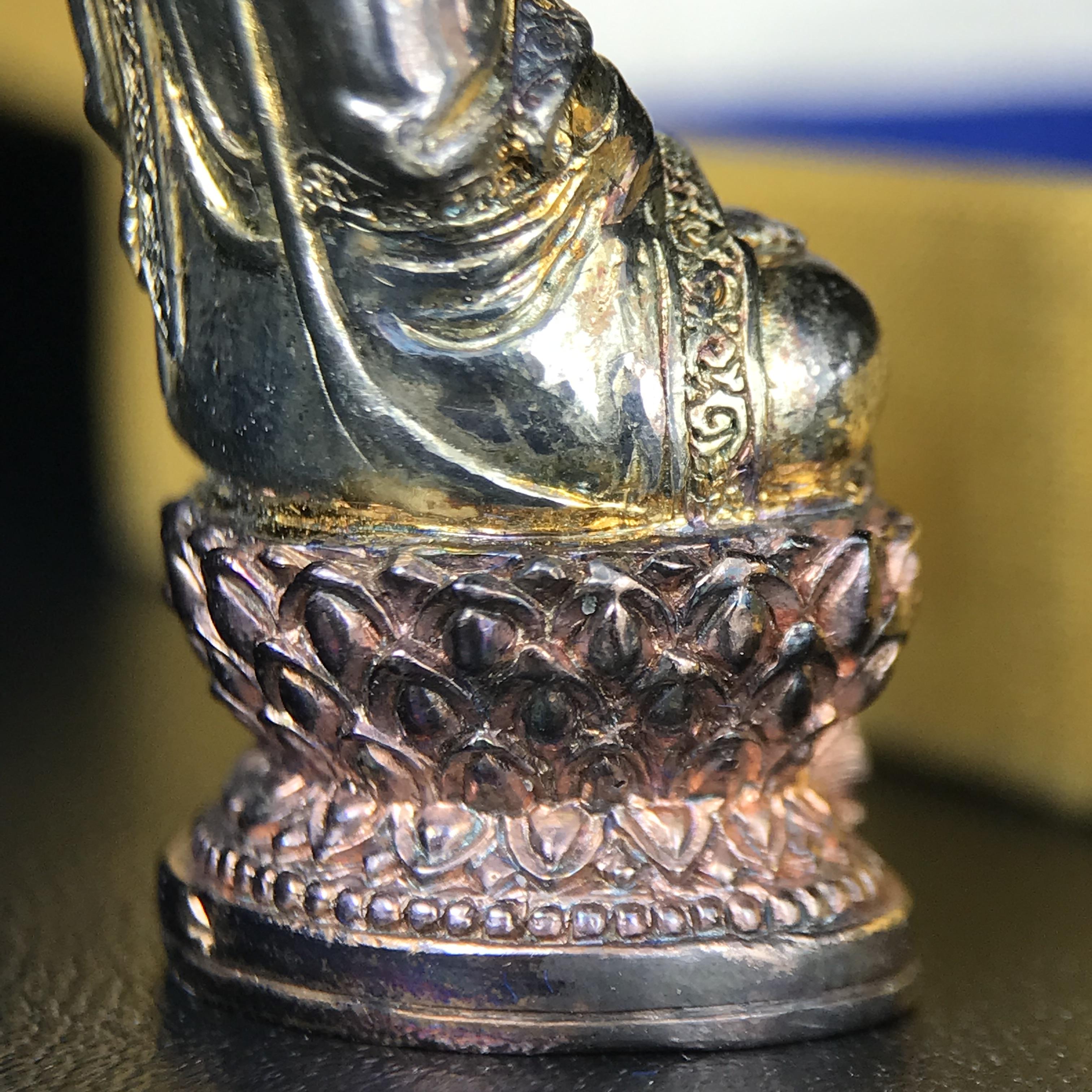 พระกริ่งจีน "ต้าเยิ่นถะ" ชุดกาญจนาภิเษกครองราชย์ 50 ปี วัดบวรนิเวศวิหาร ปี 2538 เนื้อเงินสามกษัตริย์ 99.99% สูง 3.8 ซม. (สภาพผิวสวยเดิมติดรุ้งๆ พิธีใหญ่ พุทธศิลป์งดงาม) สภาพสวยเดิมพร้อมกล่องบรรจุเดิม ***ตอกโค๊ดหมายเลข ๖๒๙๒***