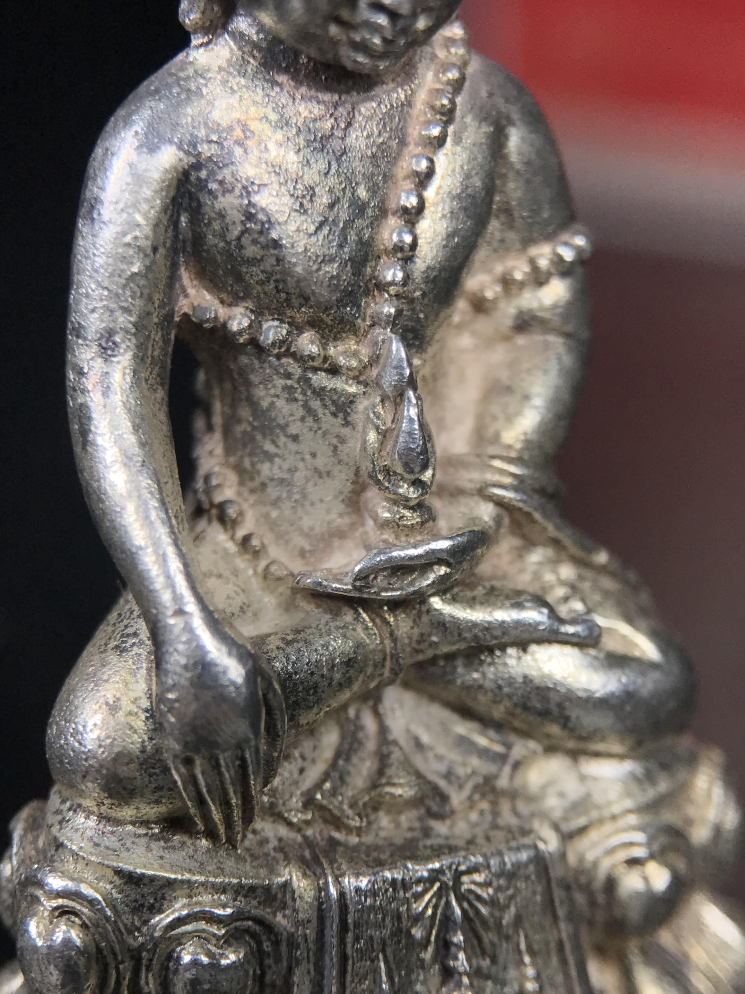 พระกริ่งปรมาภรณ์พุทธปัญญา(พระกริ่งศรีนคร 2) จัดสร้างเนื่องในมหามงคลสมัยเฉลิมพระชมน์พรรษา 5 รอบ องค์พระบาทสมเด็จพระเจ้าอยู่หัวรัชกาลที่9 ปี 2530 เนื้อเงิน (ออกแบบโดยนายช่างเกษม มงคลเจริญ มีพระอาจารย์ไสว วัดราชนัดดา กรุงเทพ เป็นเจ้าพิธีครั้งสุดท้าย)