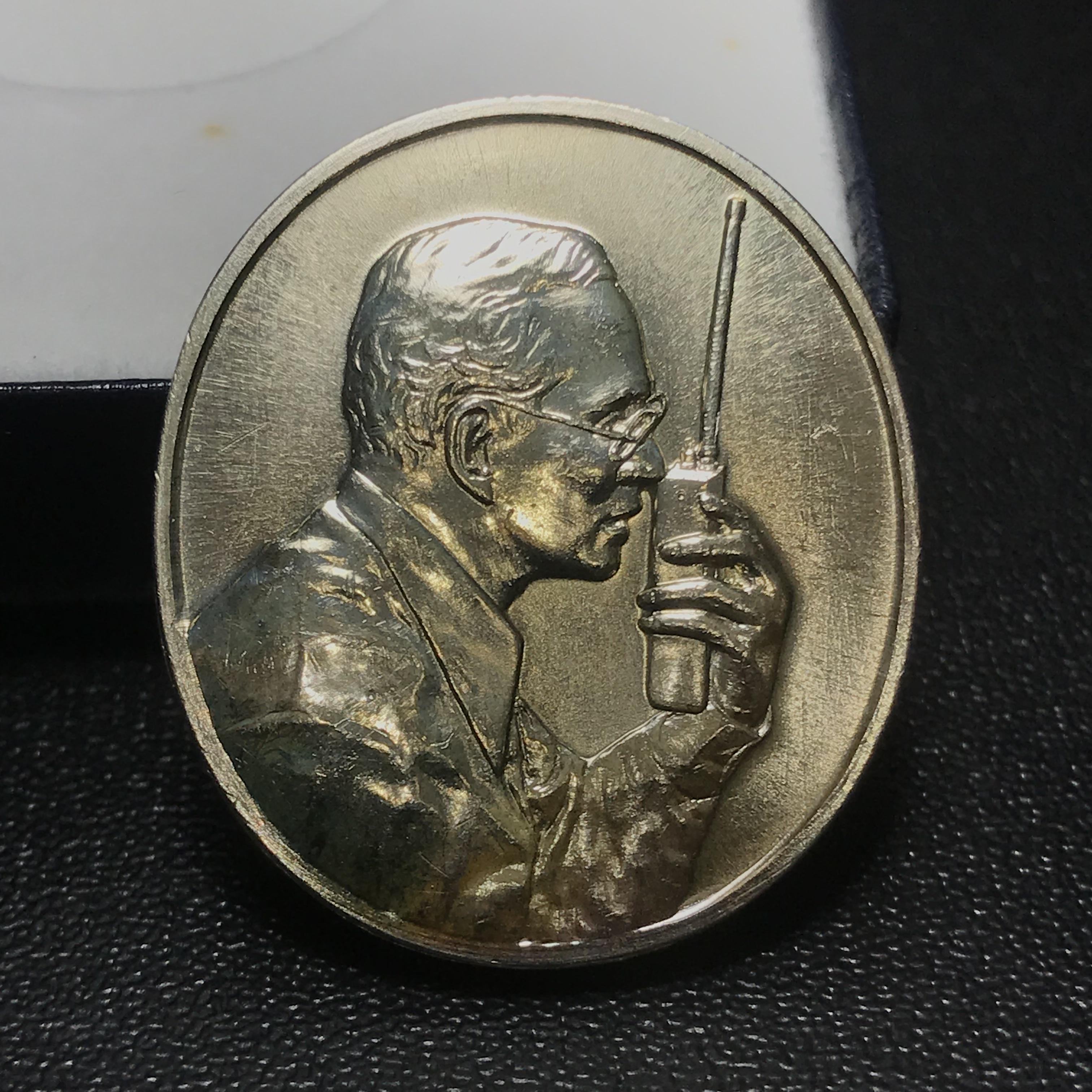 เหรียญที่ระลึกเฉลิมพระเกียรติ พระราชกรณียกิจ ด้านการสื่อสาร กรมไปรษณีย์โทรเลข ปี2539 เนื้อเงิน กล่องซองบรรจุครบผิวเดิมขึ้นน้ำทองสวยงาม(ในหลวงทรงวิทยุVR009)