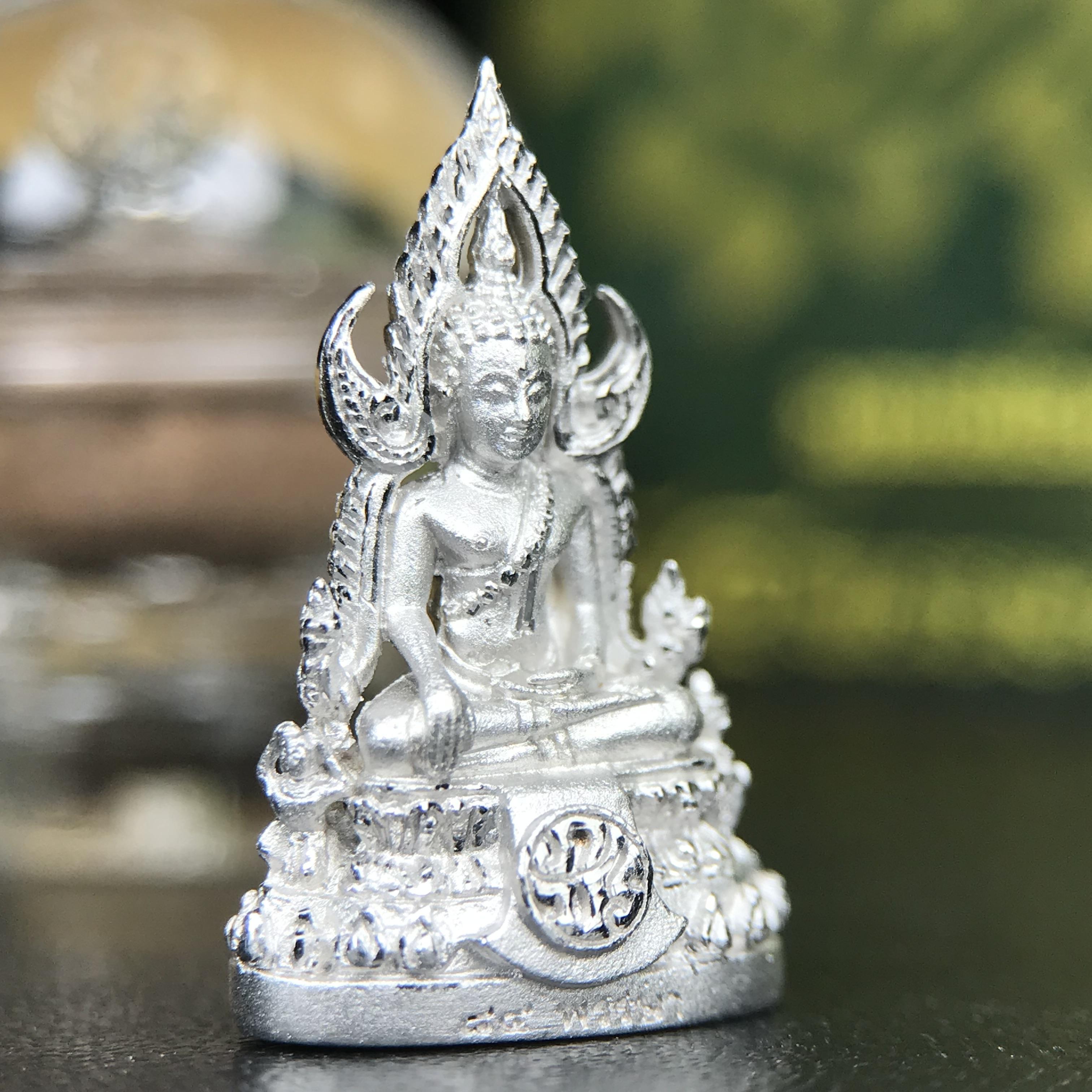 พระพุทธชินราช ภปร. 84 พรรษา พิมพ์เล็กขนาดหน้าตัก 1/4 นิ้ว(สูง 2.0 ซม.)เนื้อเงินชุบทองคำขาว (สภาพผิวสวยเดิม)(พระราชทานมวลสาร จิตรลดาและเส้นพระเจ้า(เส้นผม))พุทธศิลป์ทรงคุณค่าอีกหนึ่งรุ่นยอดนิยม